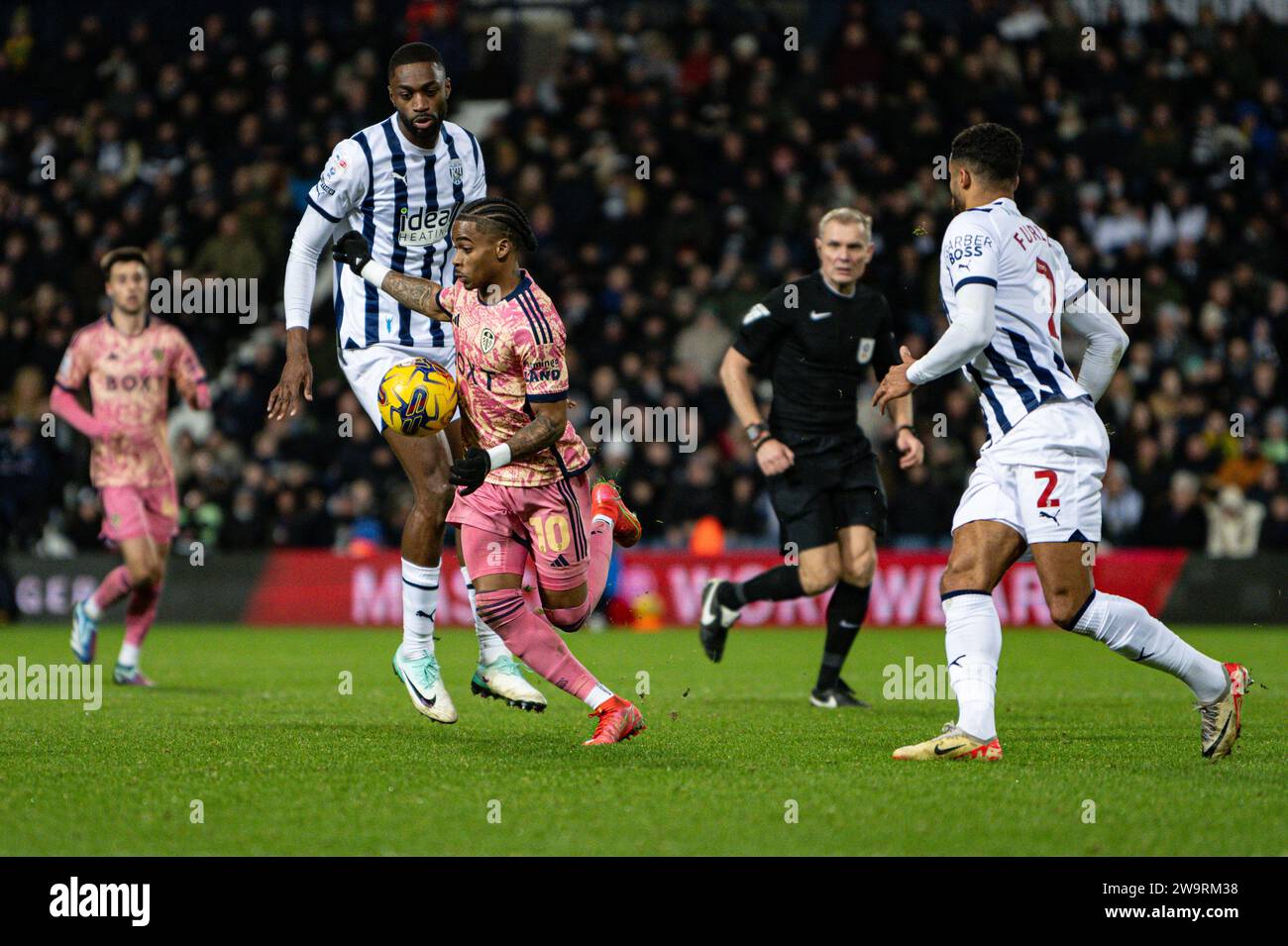 29 dicembre 2023: The Hawthorns, West Bromwich, West Midlands, Inghilterra; EFL Championship Football, West Bromwich Albion contro Leeds United; Crysencio Summerville del Leeds supera il suo marcatore mentre Furlong della WBA chiude Foto Stock