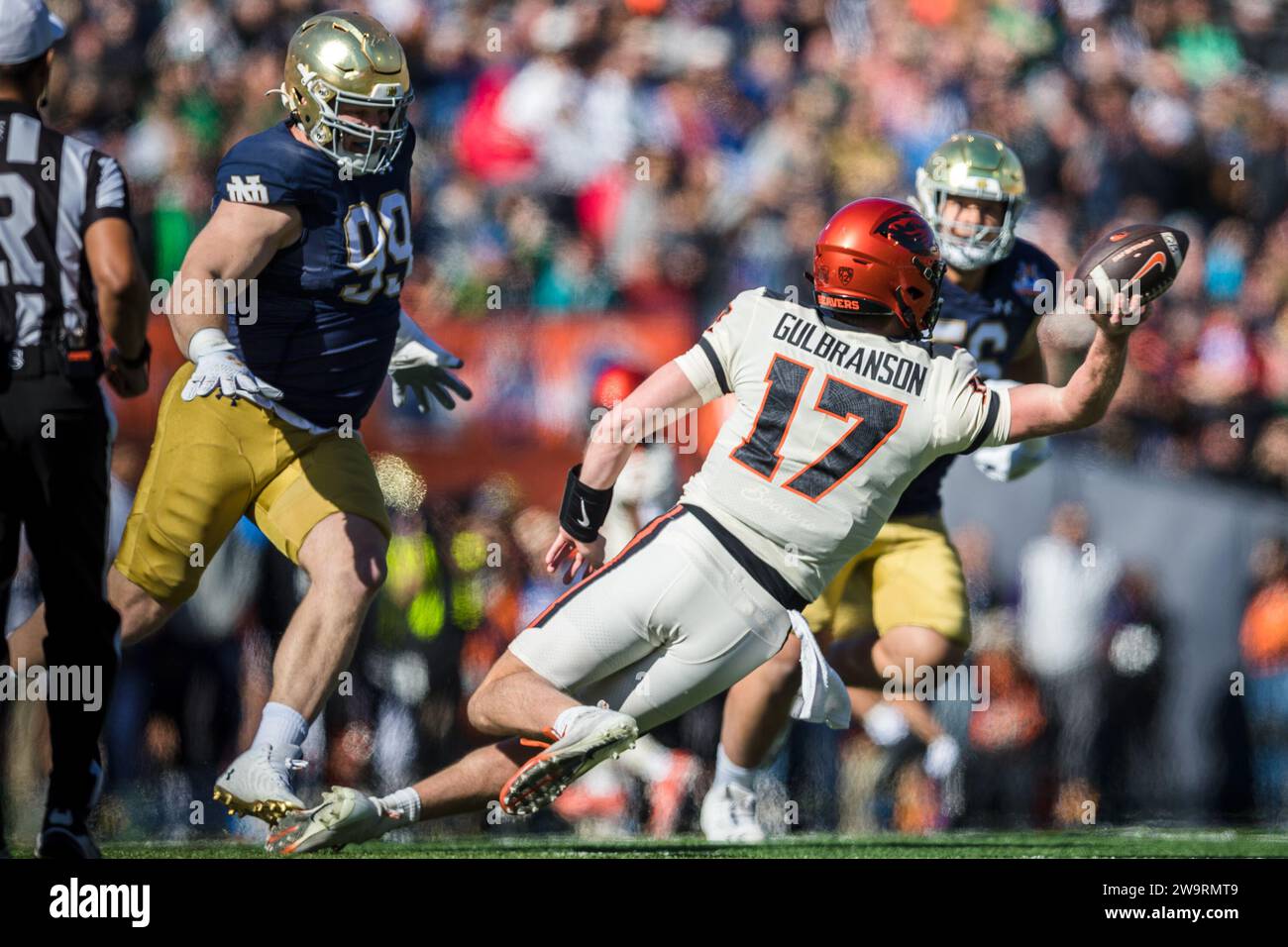 El Paso, Texas, USA. 29 dicembre 2023. Il quarterback degli Oregon State Beavers Ben Gulbranson (17) è sotto pressione da Notre Dame Fighting Irish defensive lineman Rylie Mills (99) durante la partita di football NCAA nel 90° annuale Tony the Tiger Sun Bowl tra gli Oregon State Beavers e i Notre Dame Fighting Irish al Sun Bowl Stadium di El Paso, Texas. Notre Dame sconfisse l'Oregon State 40-8. Prentice C. James/CSM (immagine di credito: © Prentice C. James/Cal Sport Media). Credito: csm/Alamy Live News Foto Stock