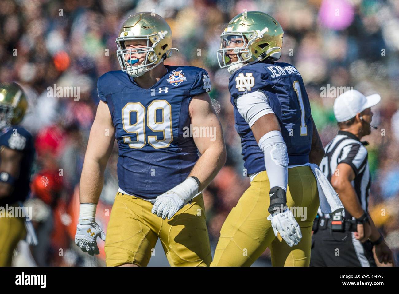 El Paso, Texas, USA. 29 dicembre 2023. Notre Dame Fighting Irish defensive lineman Rylie Mills (99) e defensive lineman Javontae Jean-Baptiste (1) celebrano un sack combinato durante la partita di football NCAA nel 90° annuale Tony the Tiger Sun Bowl tra gli Oregon State Beavers e Notre Dame Fighting Irish al Sun Bowl Stadium di El Paso, Texas. Notre Dame sconfisse l'Oregon State 40-8. Prentice C. James/CSM/Alamy Live News Foto Stock