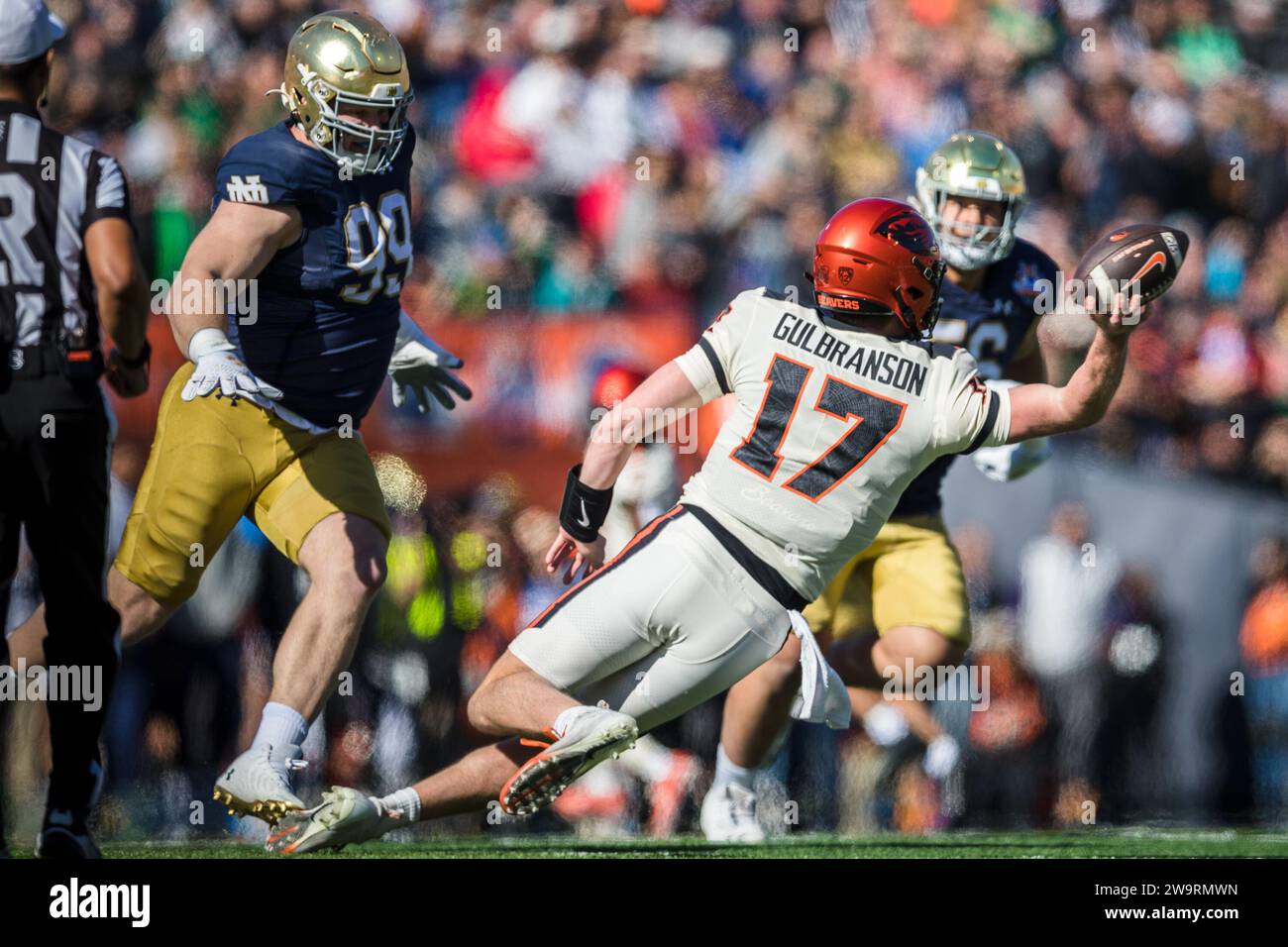 El Paso, Texas, USA. 29 dicembre 2023. Il quarterback degli Oregon State Beavers Ben Gulbranson (17) è sotto pressione da Notre Dame Fighting Irish defensive lineman Rylie Mills (99) durante la partita di football NCAA nel 90° annuale Tony the Tiger Sun Bowl tra gli Oregon State Beavers e i Notre Dame Fighting Irish al Sun Bowl Stadium di El Paso, Texas. Notre Dame sconfisse l'Oregon State 40-8. Prentice C. James/CSM/Alamy Live News Foto Stock