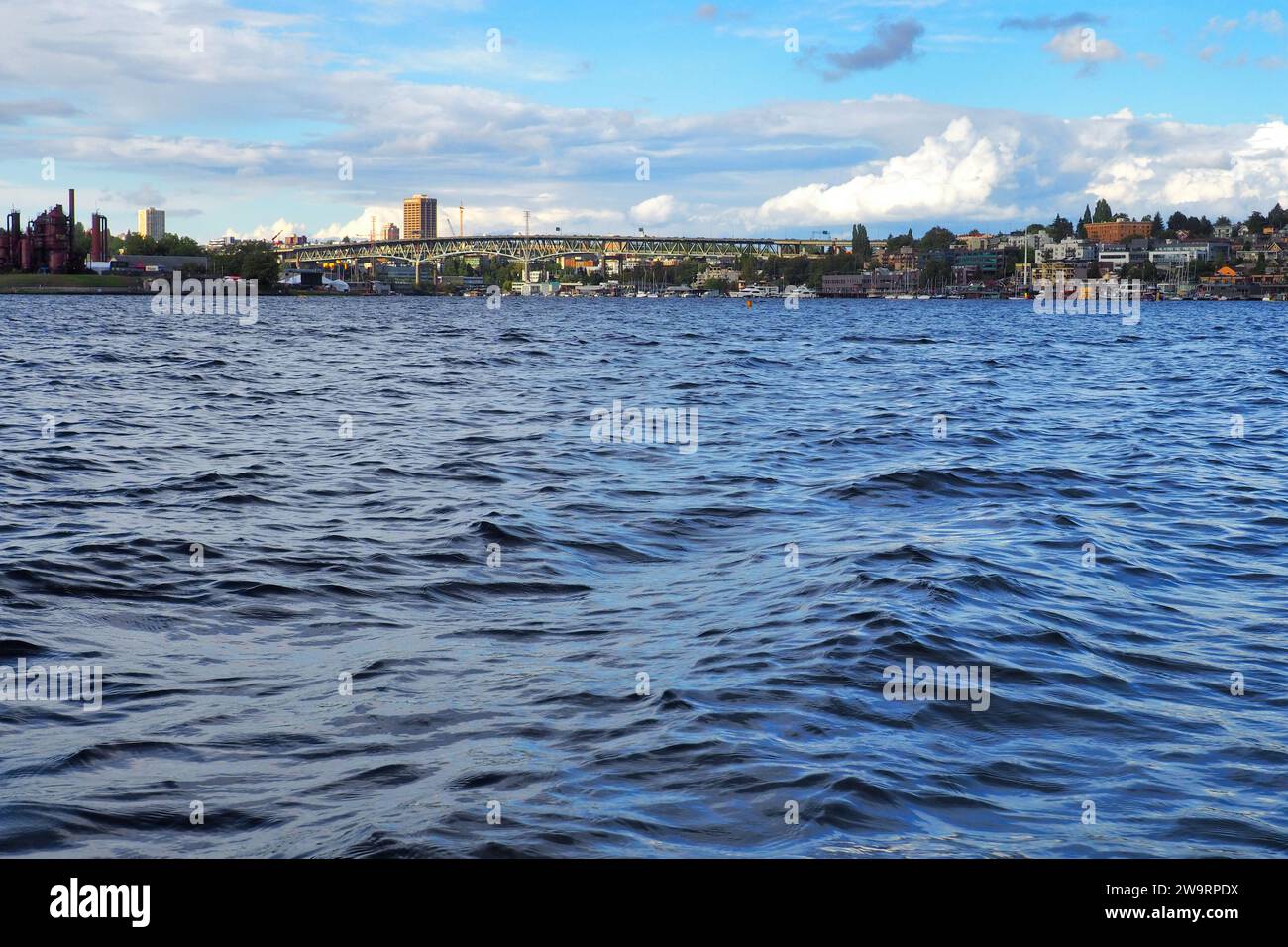 Vista di Seattle, Washington, da una barca sul lago Union in una soleggiata giornata estiva. Il distretto universitario è visibile in lontananza. Foto Stock