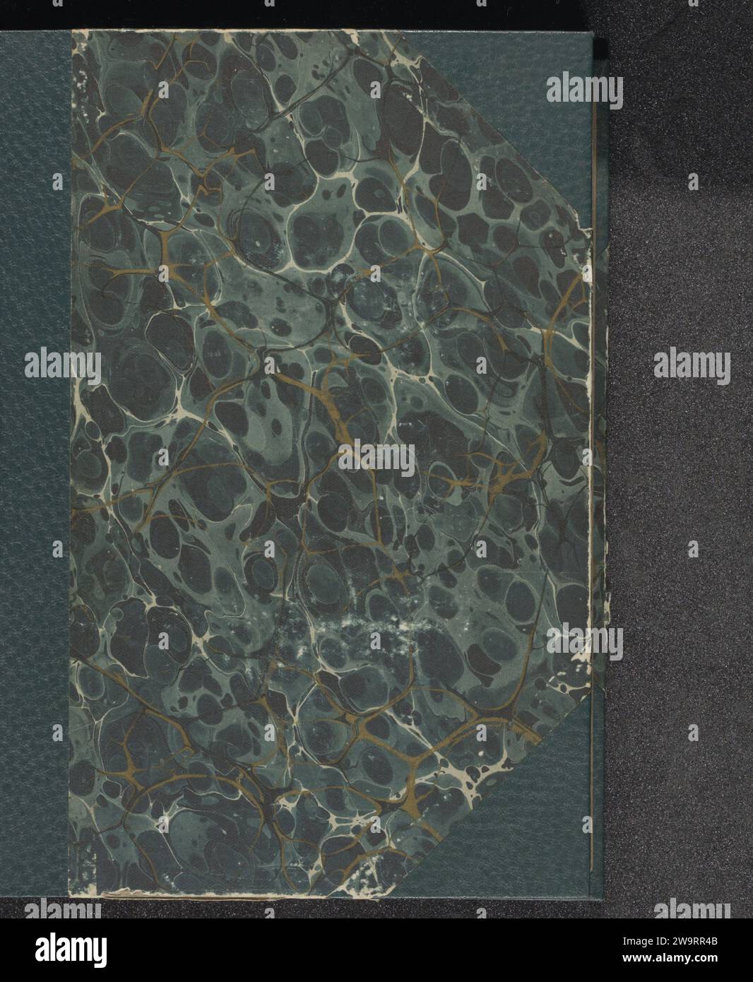 Album fotografico dall'escursione nei Paesi Bassi dell'associazione britannica di fotografi P.C.U.K., 1912 album fotografico in copertina marmorizzata verde. Bratti con motivi floreali stampati. L'album contiene 66 fogli di carta marrone per un totale di 66 foto. La maggior parte delle foto è bloccata su un foglio di carta beigebruin, creando una cornice intorno alle foto. La maggior parte è fornita con una didascalia in inglese. Sul retro dell'album c'è Holland 1913. Riguarda le registrazioni effettuate dai membri dell'associazione fotografi britannici P.C.U.K. (Photographic Convention of the United Kingdom) durante una visita nelle città olandesi in Foto Stock