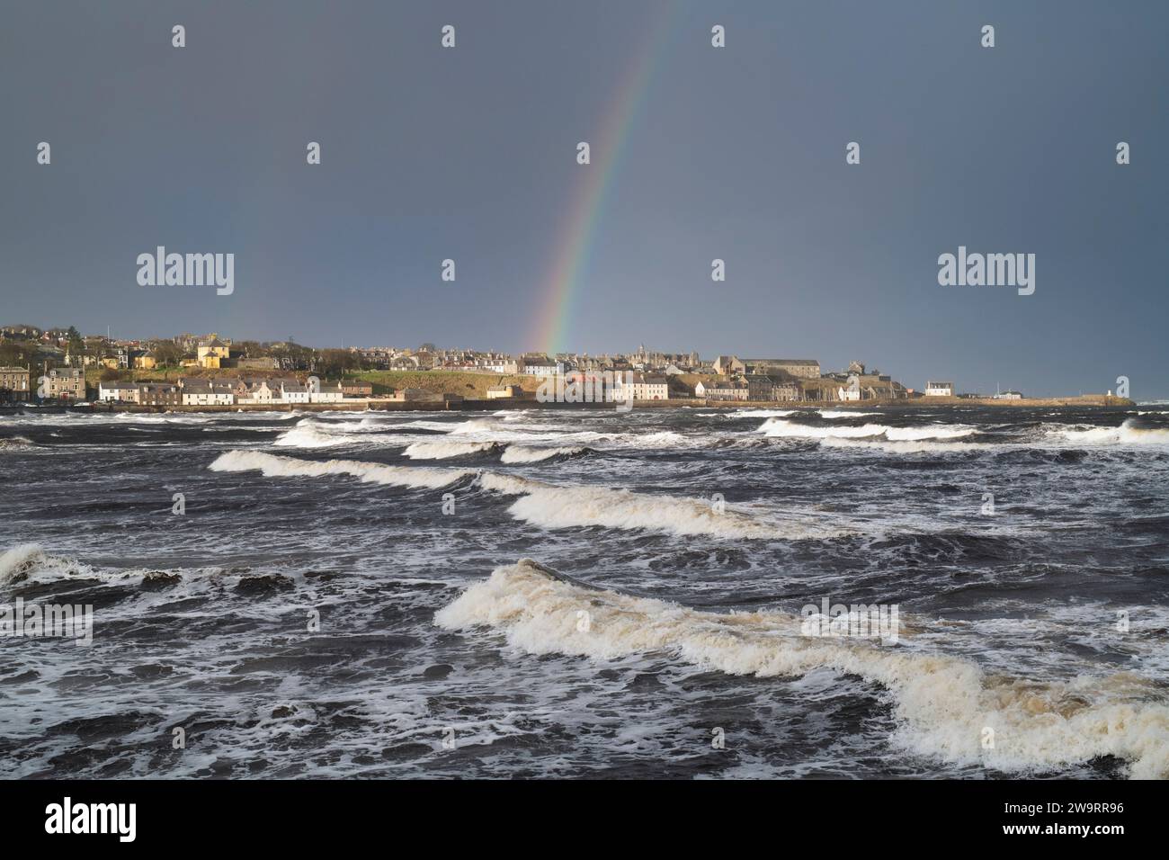 Novembre, mare tempestoso e arcobaleno. Banff, Aberdenshire, Scozia Foto Stock