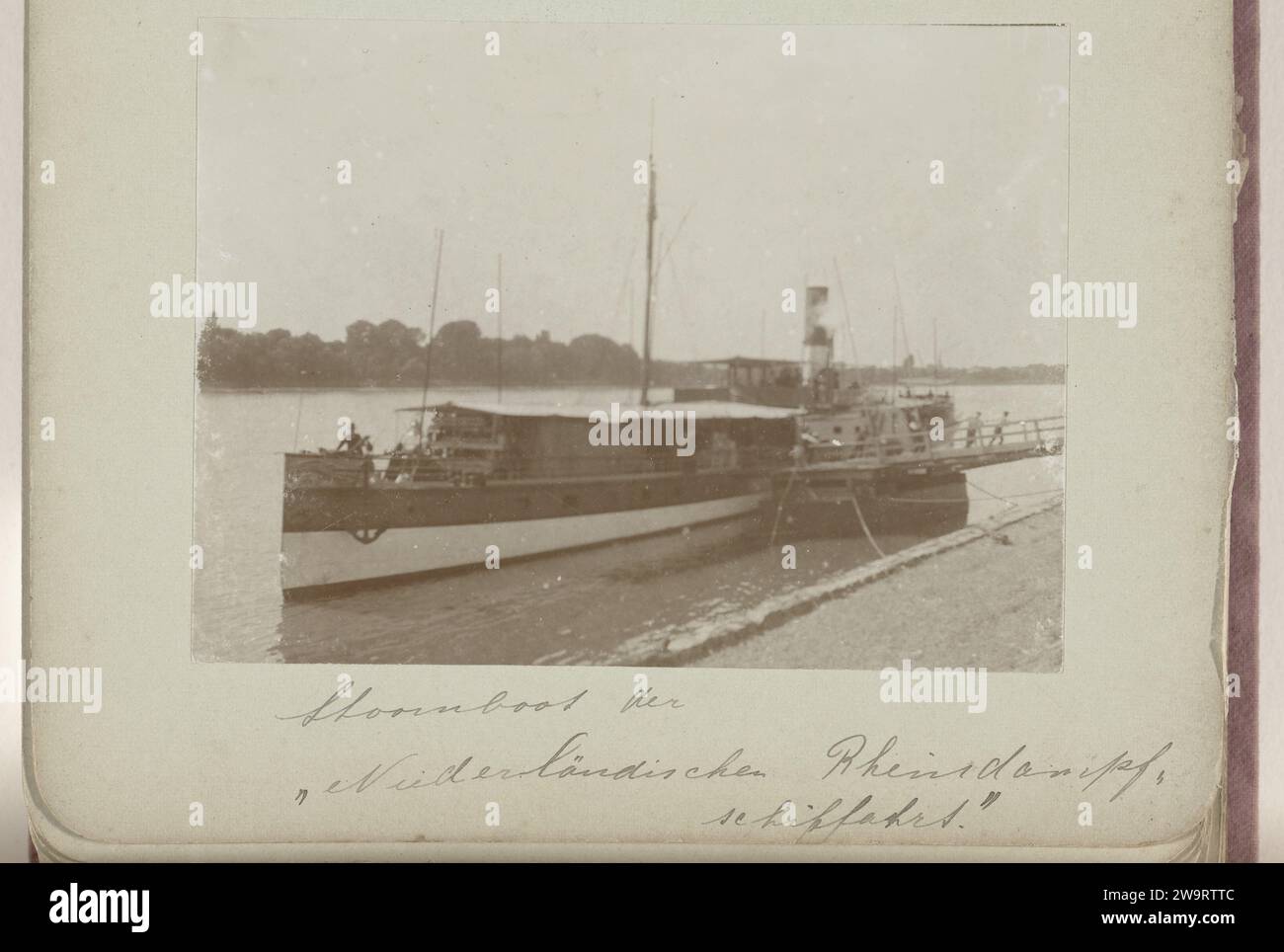 Piroscafo sul Reno sulla banchina, c. 1895 - c. 1905 Fotografia questa foto fa parte di un album. Nave tedesca a vapore in carta baryta, nave a motore Reno Foto Stock