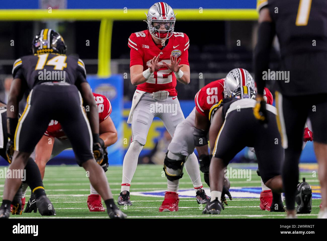 Arlington, Texas, USA. 29 dicembre 2023. Il quarterback degli Ohio State Buckeyes Lincoln Kienholz (12) si prepara a fare lo snap durante la partita tra i Missouri Tigers e gli Ohio State Buckeyes all'AT&T Stadium di Arlington, Texas. (Immagine di credito: © Scott Stuart/ZUMA Press Wire) SOLO USO EDITORIALE! Non per USO commerciale! Foto Stock