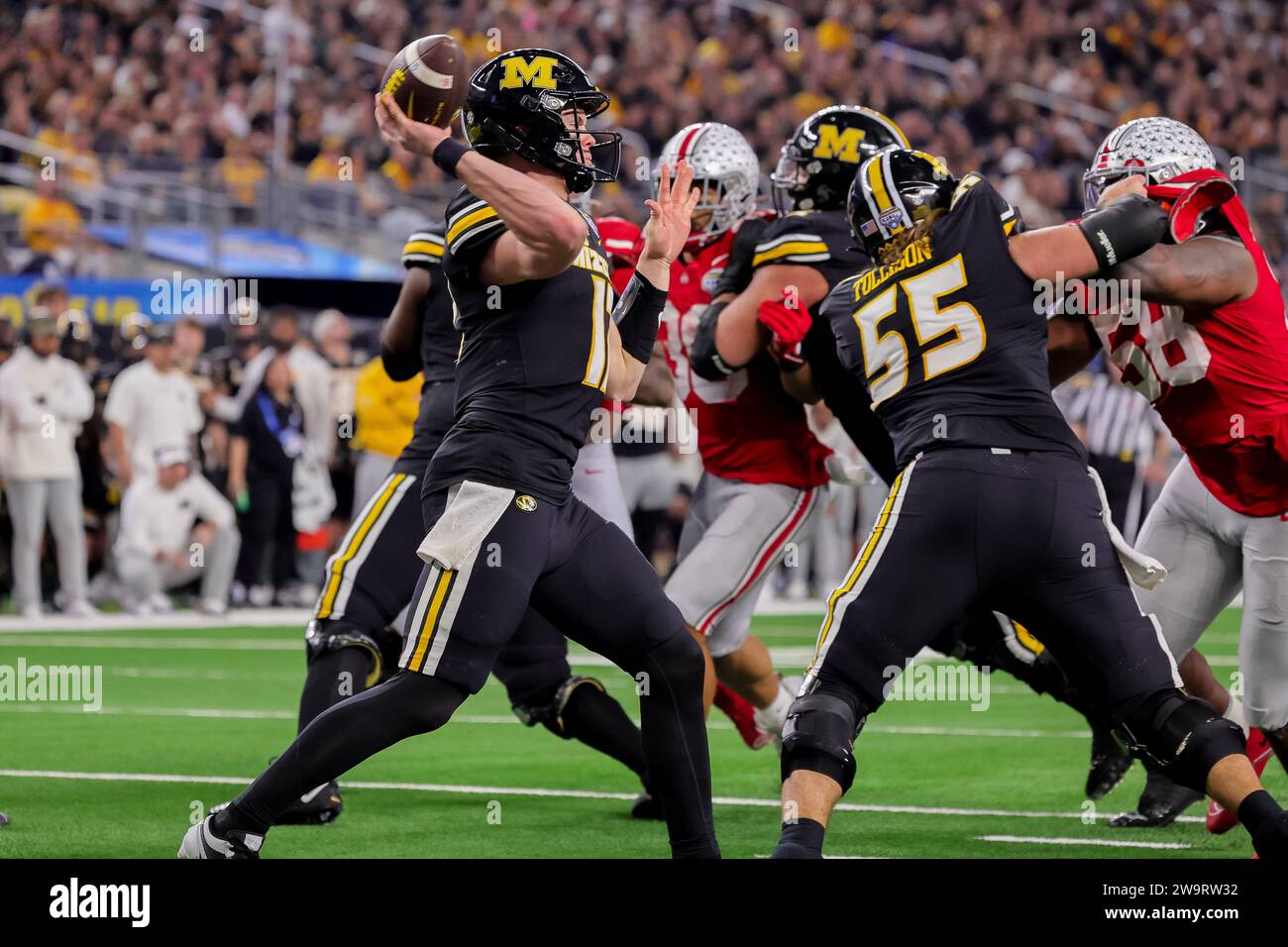 Arlington, Texas, USA. 29 dicembre 2023. Il quarterback dei Missouri Tigers Brady Cook (12) passa dalla tasca durante la partita tra i Missouri Tigers e gli Ohio State Buckeyes all'AT&T Stadium di Arlington, Texas. (Immagine di credito: © Scott Stuart/ZUMA Press Wire) SOLO USO EDITORIALE! Non per USO commerciale! Foto Stock