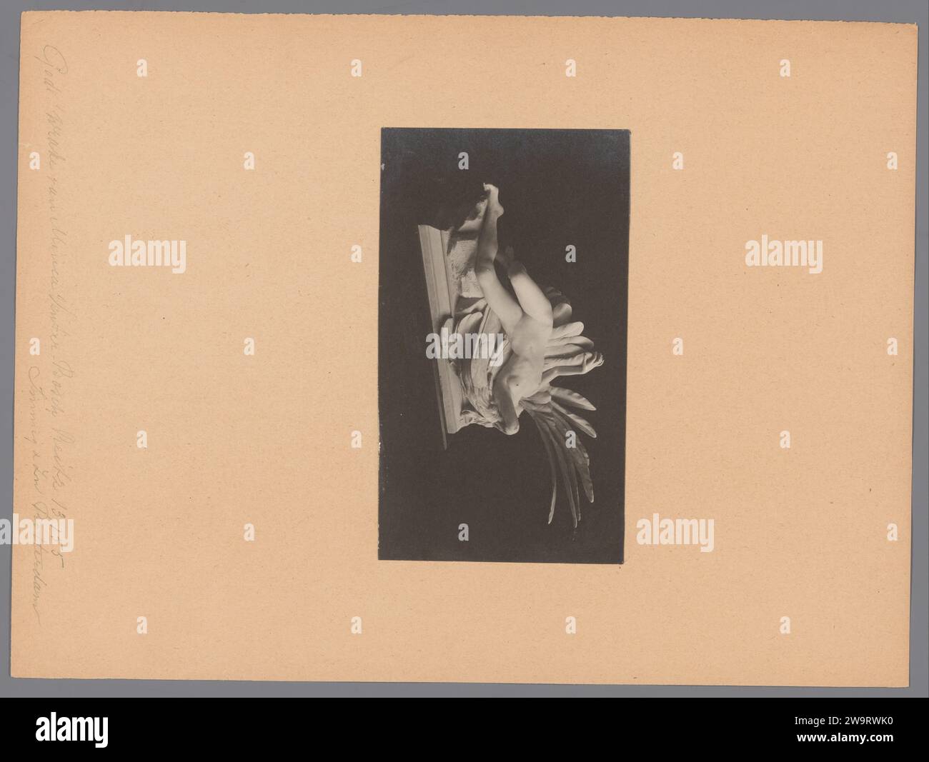 Vista di un'immagine di una donna o di una dea con le ali, anonimo, carta fotografica 1900 - 1960. scultura in cartone con stampa in argento e gelatina Foto Stock