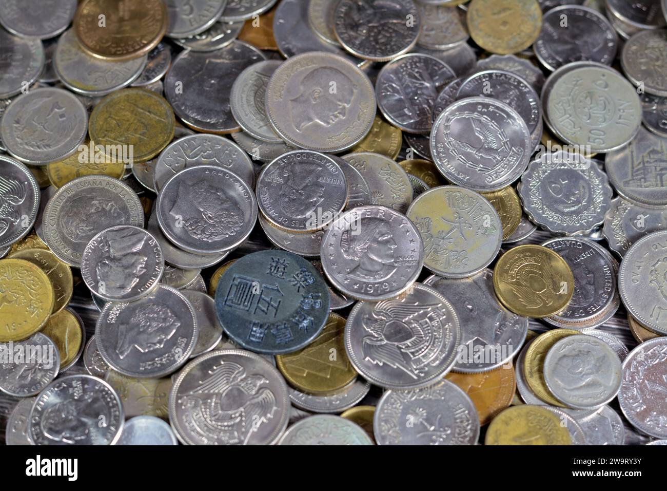 Sfondo di varie monete provenienti da molti paesi e valori diversi, vintage retrò, vecchie monete monete di diversi paesi e tempi diversi, p Foto Stock