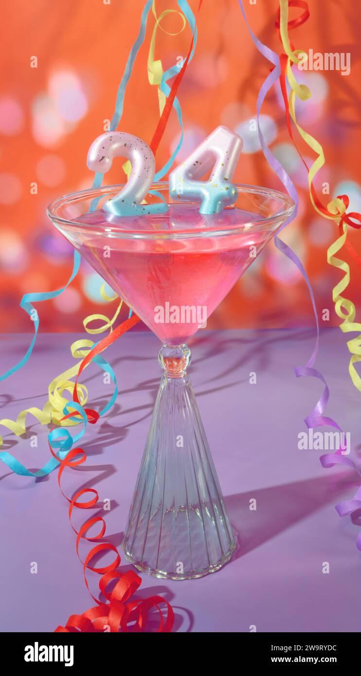 Una bevanda cocktail Pink Martini con il numero 24, celebrazione del 24° compleanno, 24° anniversario, conto alla rovescia Capodanno, 2024, 24° compleanno parte Foto Stock