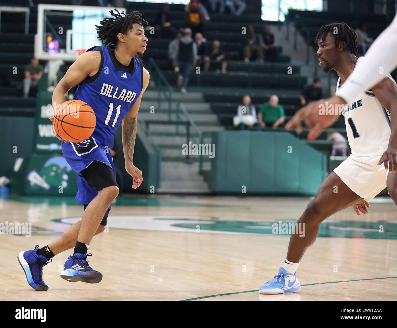 New Orleans, USA. 29 dicembre 2023. La guardia di Dillard Bleu Devils Justin Warren (11) cerca di superare la guardia di Tulane Green Wave Sion James (1) durante una partita di basket maschile alla Fogleman Arena di New Orleans, Louisiana, venerdì 29 dicembre 2023. (Foto di Peter G. Forest/Sipa USA) credito: SIPA USA/Alamy Live News Foto Stock