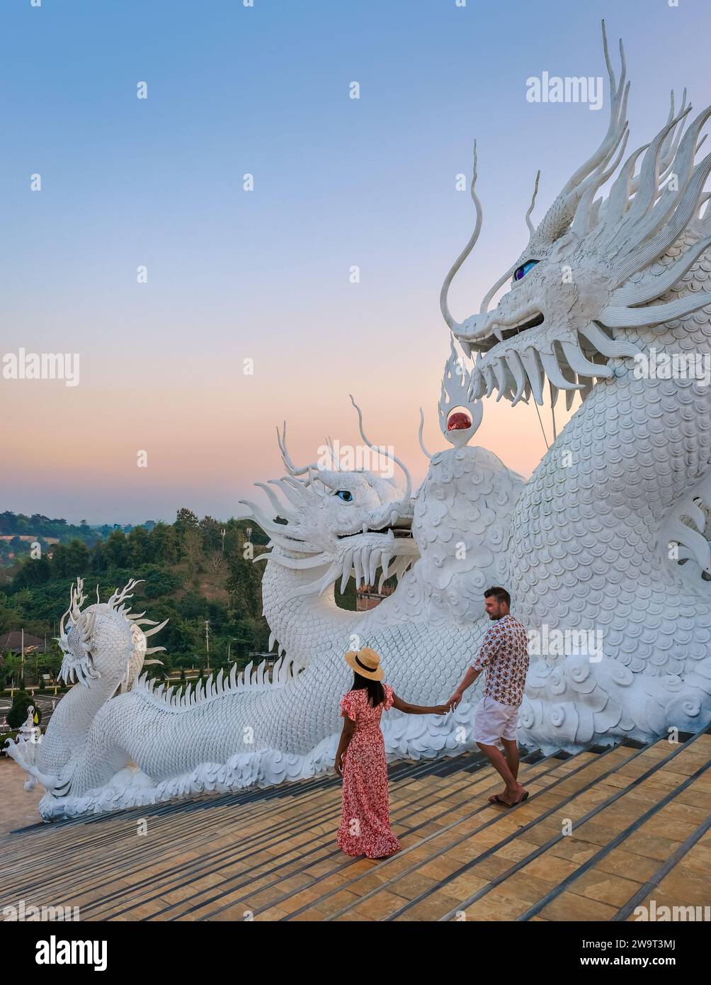 Un paio di visite a Wat Huay Pla Kang Chiang Rai Thailandia, Wat Hua Pla Kang è uno dei templi più impressionanti di Chiang Rai Thailandia. Big Budha bianco a Chiang Rai Foto Stock