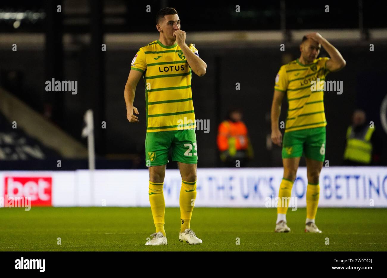 LONDRA, INGHILTERRA - DICEMBRE 29: Kenny McLean di Norwich City durante il match per lo Sky Bet Championship tra Millwall e Norwich City al Den il 29 dicembre 2023 a Londra, Inghilterra. (Foto di Dylan Hepworth/MB Media) Foto Stock