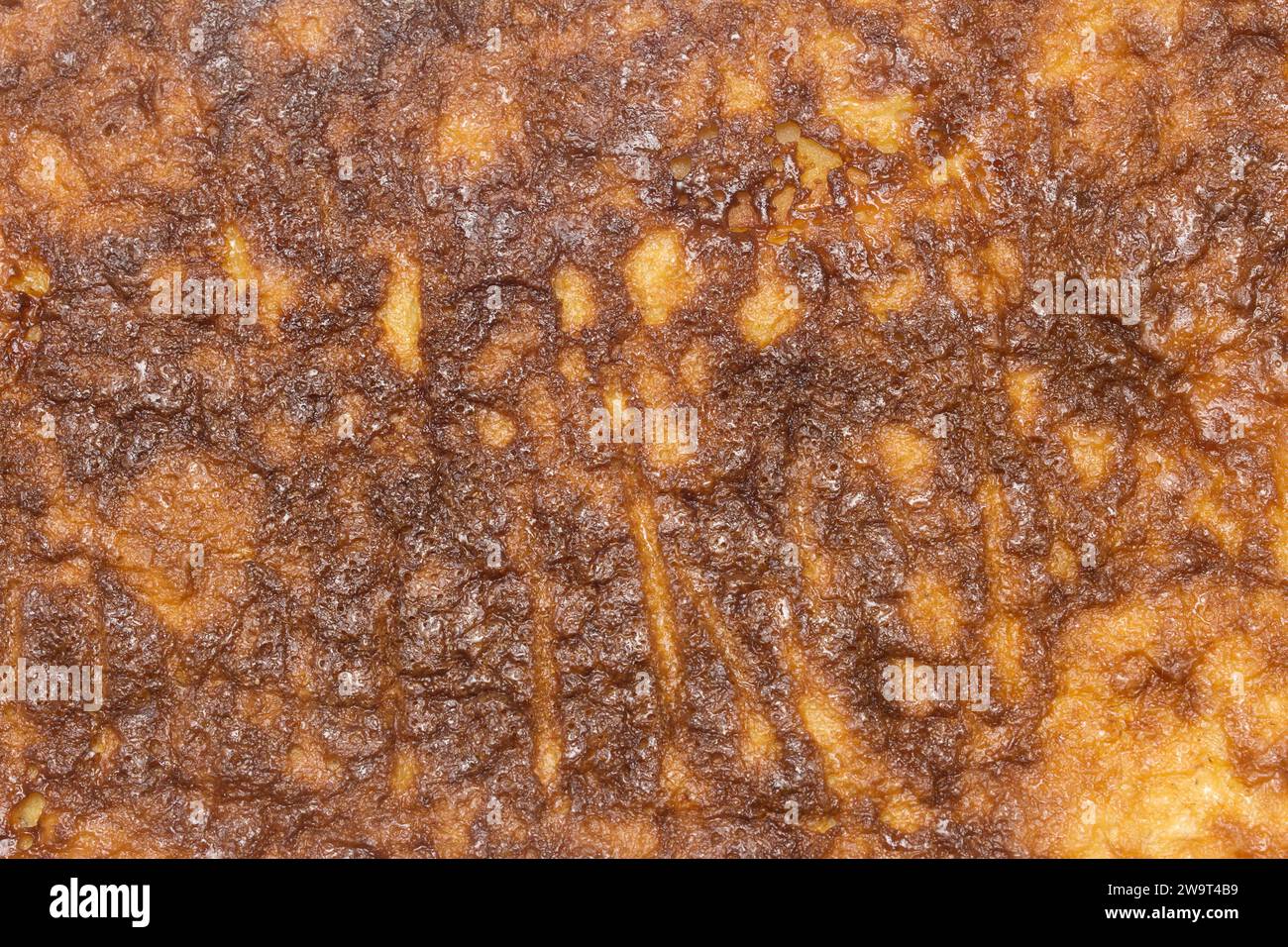 Un primo piano della crosta inferiore di una torta di mele appena sfornata è diventato un bel marrone dorato. La consistenza croccante e friabile in una crosta per torte ben fatta Foto Stock