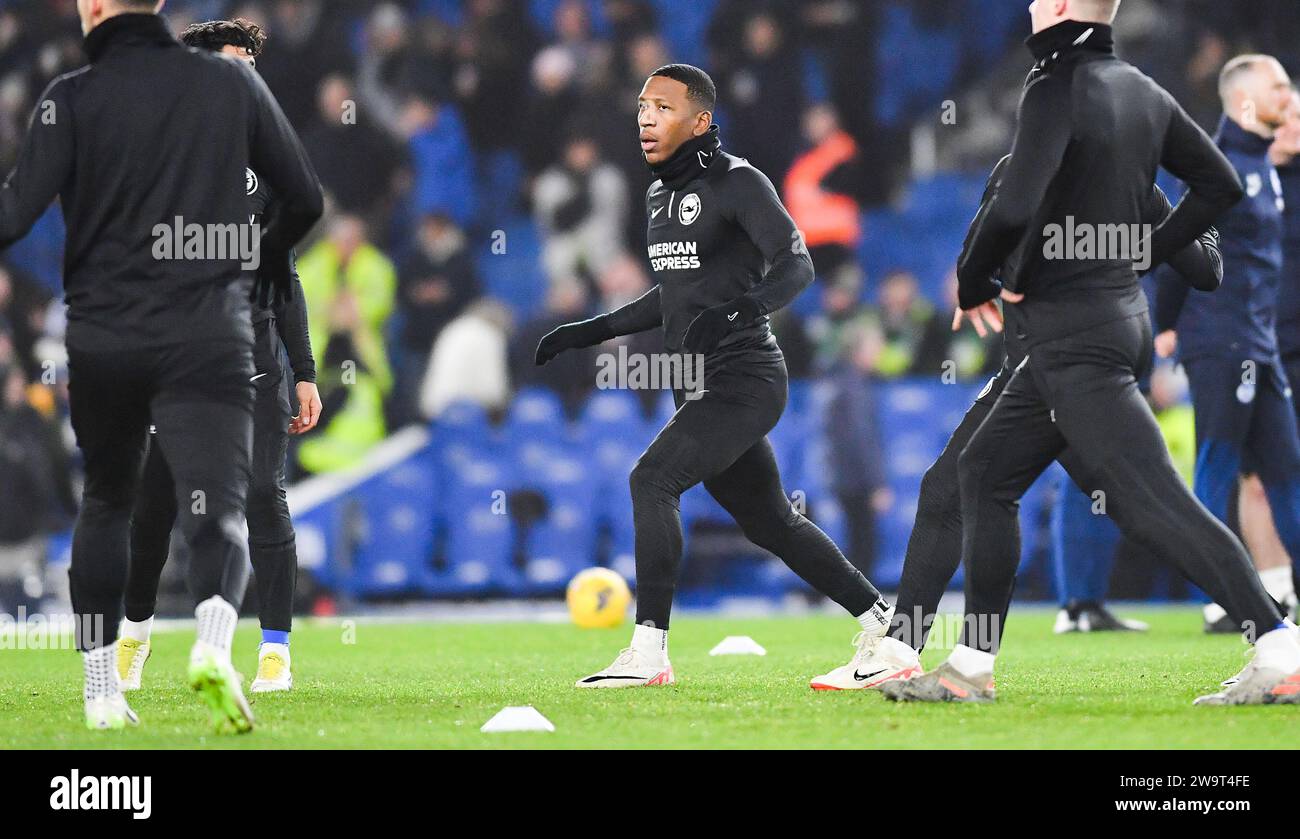 Pervis Estupinan di Brighton torna in squadra dopo un infortunio che si riscalda prima della partita di Premier League tra Brighton e Hove Albion e Tottenham Hotspur all'American Express Stadium, Brighton, Regno Unito - 28 dicembre 2023 foto Simon Dack / Telephoto Images solo per uso editoriale. Niente merchandising. Per le immagini di calcio si applicano le restrizioni fa e Premier League, incluso l'utilizzo di Internet/dispositivi mobili senza licenza FAPL. Per ulteriori informazioni, contattare Football Dataco Foto Stock