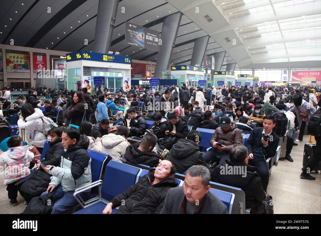 PECHINO, CINA - 30 DICEMBRE 2023 - Un gran numero di clienti si prepara a prendere un treno ad alta velocità alla stazione ferroviaria sud di Pechino il primo Foto Stock