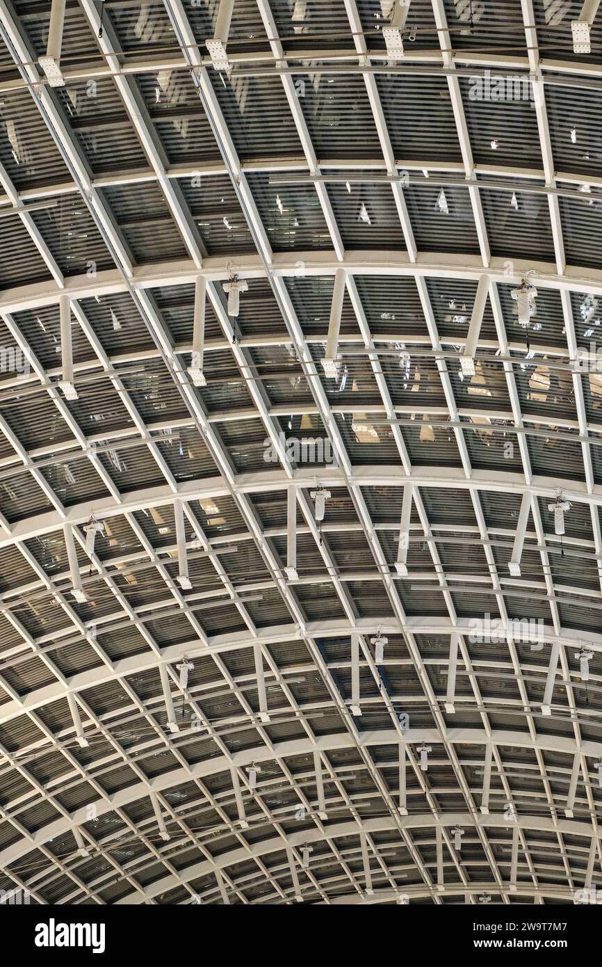 Singapore - 24 giugno 2023: Progettazione architettonica simmetrica del tetto delle Shoppes Foto Stock
