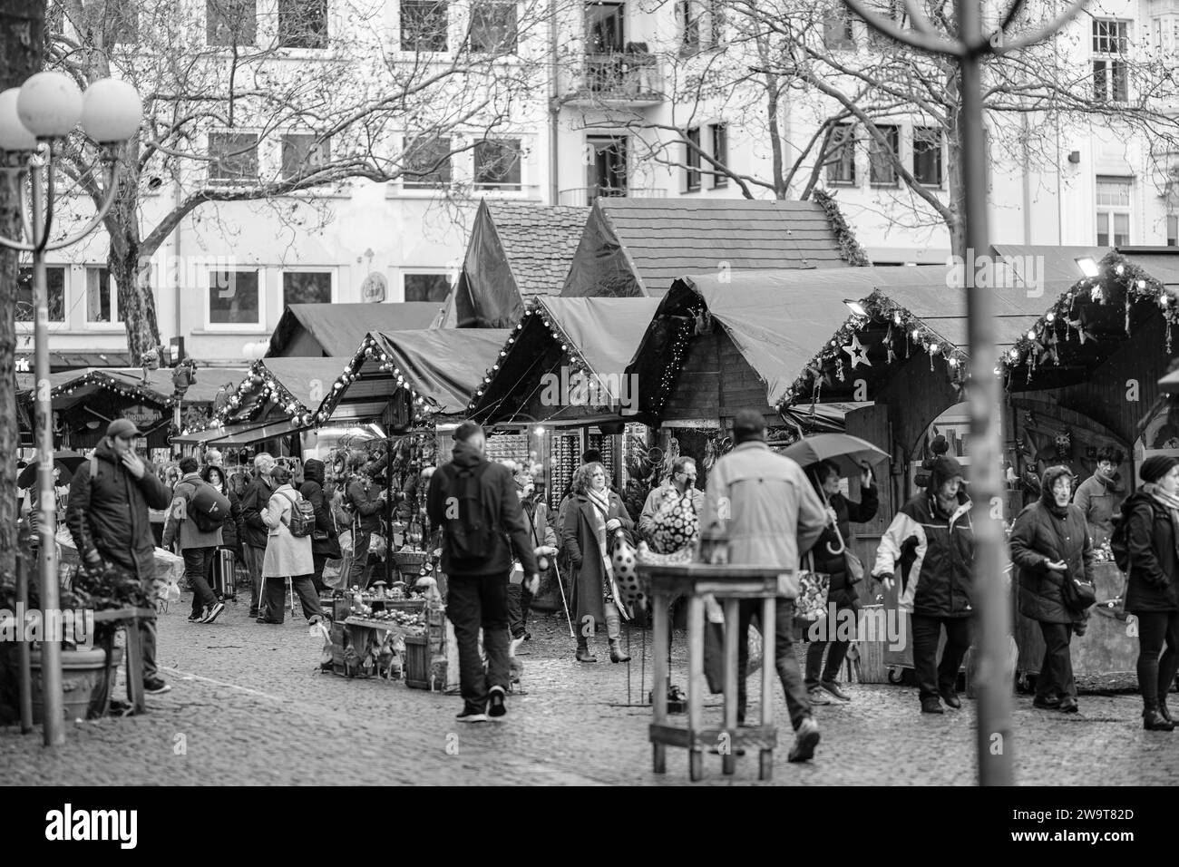 Bonn, Germania - 21 dicembre 2023: Gente che cammina intorno al tradizionale e pittoresco mercato di Natale a Bonn, Germania Foto Stock