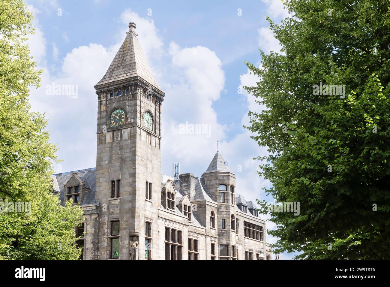 Ex edificio per uffici della compagnia di assicurazioni sulla vita Pietas di fronte al Sint Janskerk di Utrecht. Foto Stock