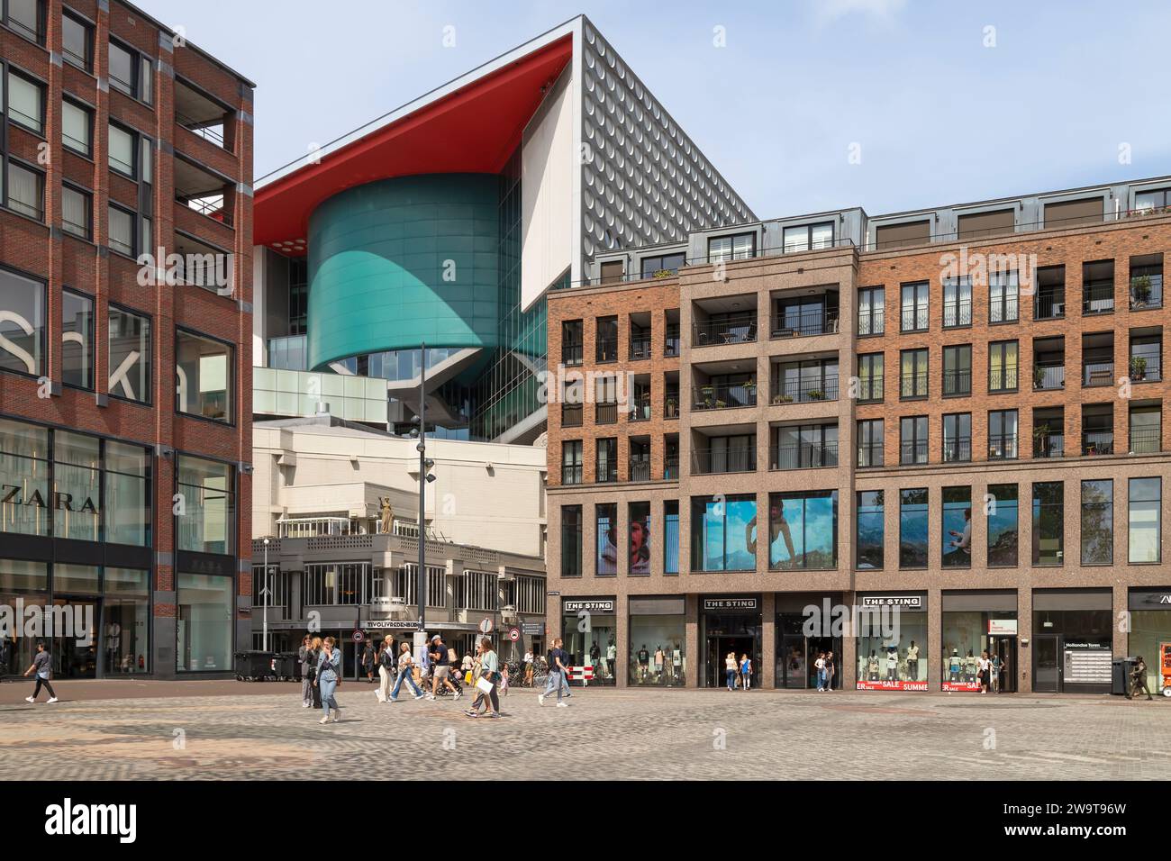 Piazza Vredenburg con sullo sfondo l'edificio moderno del centro musicale Tivoli a Utrecht. Foto Stock