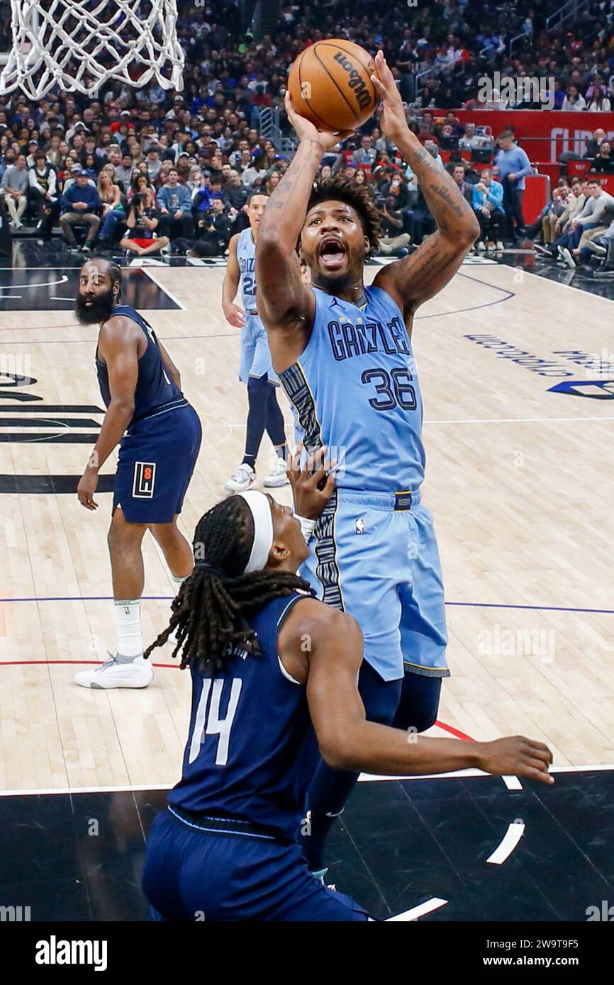 Los Angeles, Stati Uniti. 29 dicembre 2023. Marcus Smart (R) dei Memphis Grizzlies e Terance Mann (L) dei Los Angeles Clippers visti in azione durante la partita di basket NBA tra Clippers e Grizzlies all'Arena Crypto.com. Punteggio finale; Clippers 117: 106 Grizzlies. Credito: SOPA Images Limited/Alamy Live News Foto Stock