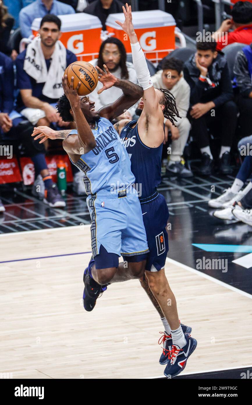 Los Angeles, Stati Uniti. 29 dicembre 2023. Memphis Grizzlies, Vince Williams Jr. (L) e Amir Coffey (R) dei Los Angeles Clippers visti in azione durante la partita di basket NBA tra Clippers e Grizzlies al Crypto.com Arena. Punteggio finale; Clippers 117: 106 Grizzlies. Credito: SOPA Images Limited/Alamy Live News Foto Stock