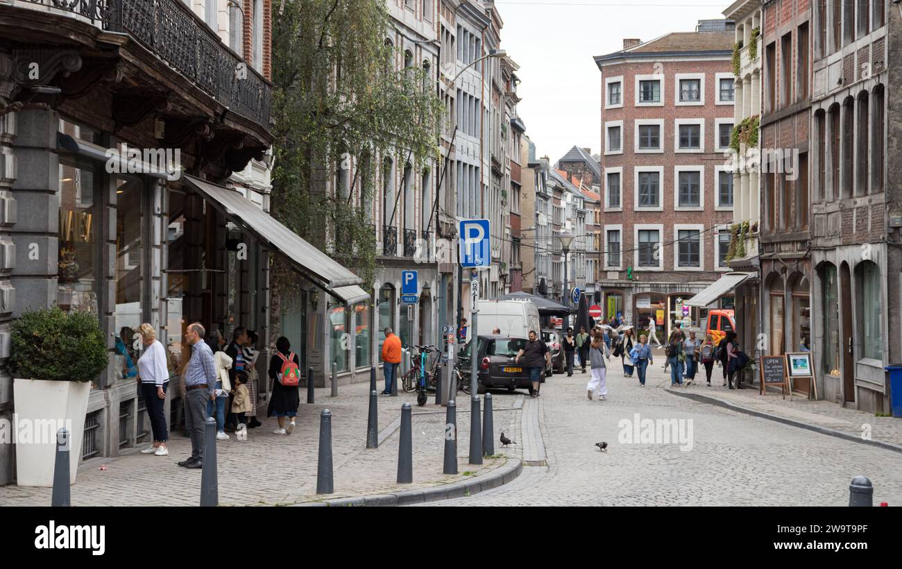 Turisti in Rue des Mineurs, una strada nel centro storico di Liegi. Vallonia, Belgio. Foto Stock