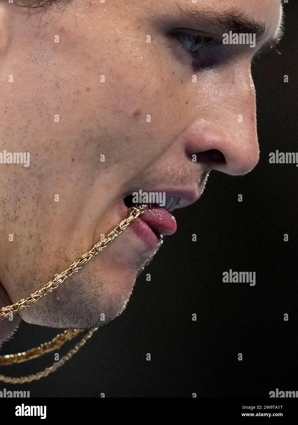 Germany's Alexander Zverev holds his necklace in his mouth during a break while playing Italy's Lorenzo Sonego during the United Cup tennis tournament in Sydney, Saturday, Dec. 30, 2023. (AP Photo/Rick Rycroft) Foto Stock