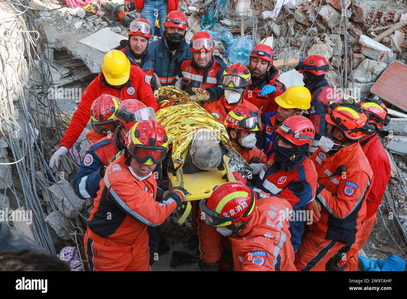 (231230) -- PECHINO, 30 dicembre 2023 (Xinhua) -- i soccorritori cinesi e turchi trasferiscono un sopravvissuto al terremoto ad Antakya, nella provincia meridionale di Hatay, T¨¹rkiye, 12 febbraio 2023. I 10 eventi mondiali più importanti del 2023 2. I terremoti devastanti a T¨¹rkiye e in Siria causano gravi vittime Un terremoto di magnitudo 7,7 il 6 febbraio ha colpito la regione meridionale di T¨¹rkiye vicino al confine siriano, seguito da continue scosse. Il disastro ha causato più di 50.000 morti a T¨¹rkiye e più di 1.000 morti in Siria. Anche Marocco, Afghanistan, Nepal e altri paesi sono stati colpiti da potenti e Foto Stock