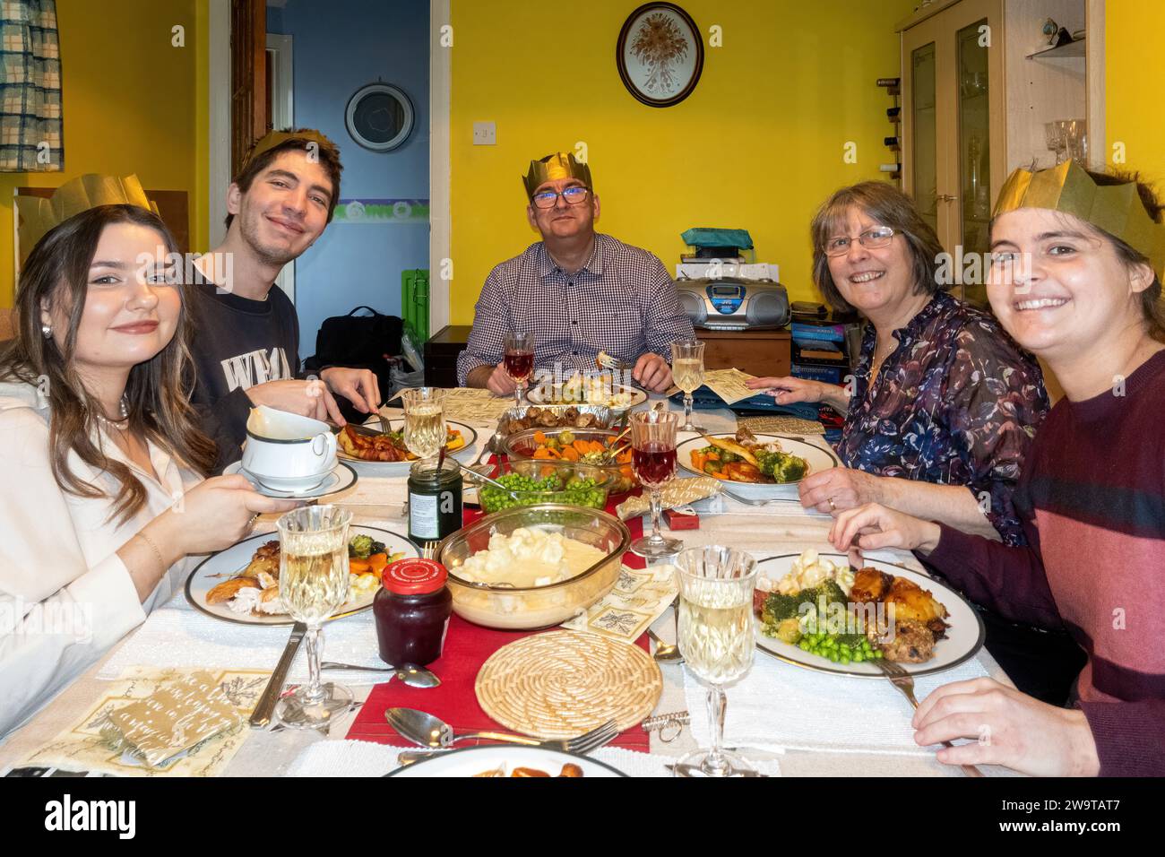 La famiglia ha una tradizionale cena di Natale intorno a un tavolo nel dicembre 2023, Inghilterra, Regno Unito Foto Stock