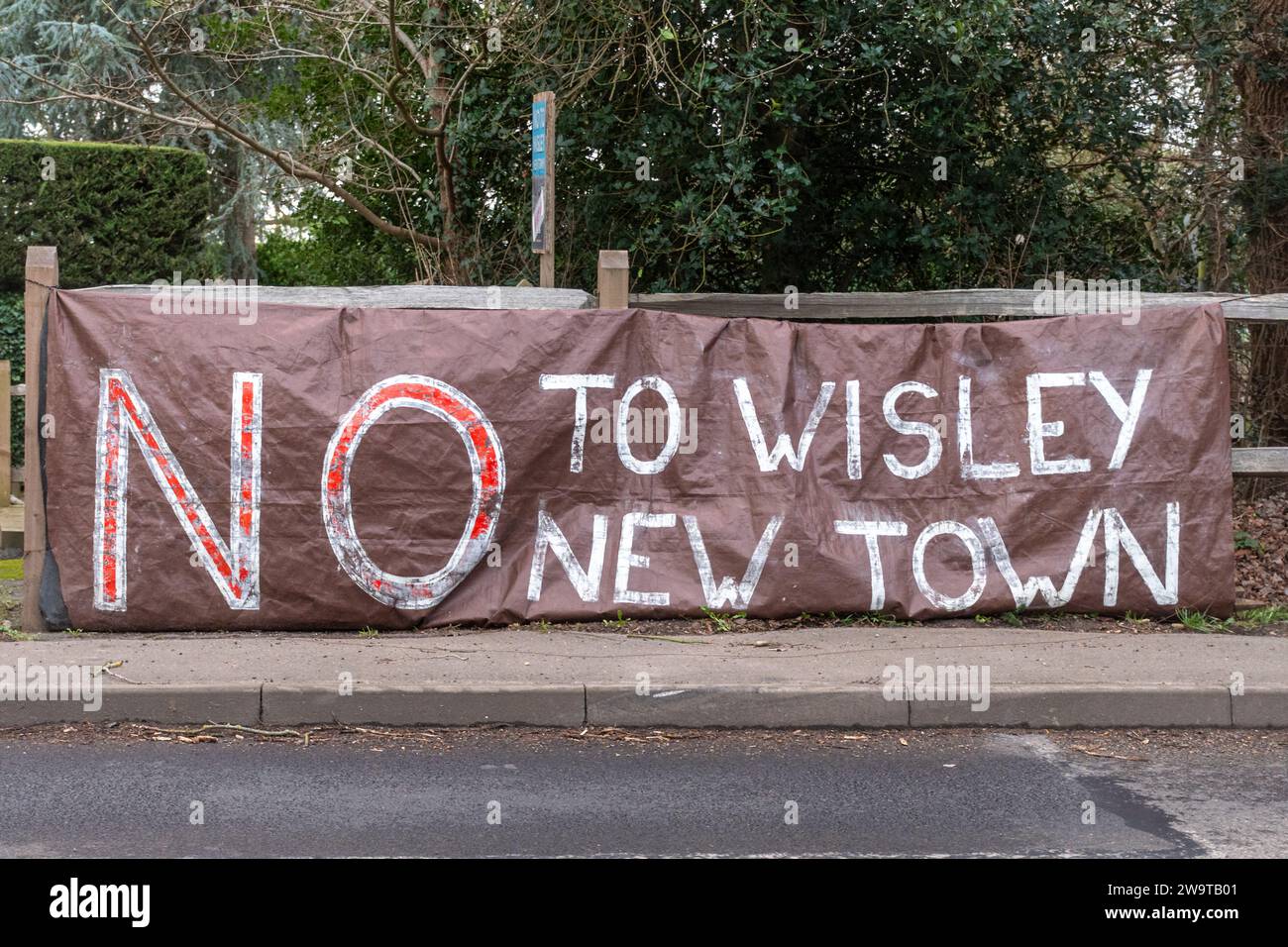 No a Wisley New Town, banner o cartello di protesta locale a Surrey, Inghilterra, Regno Unito, nel 2023 Foto Stock