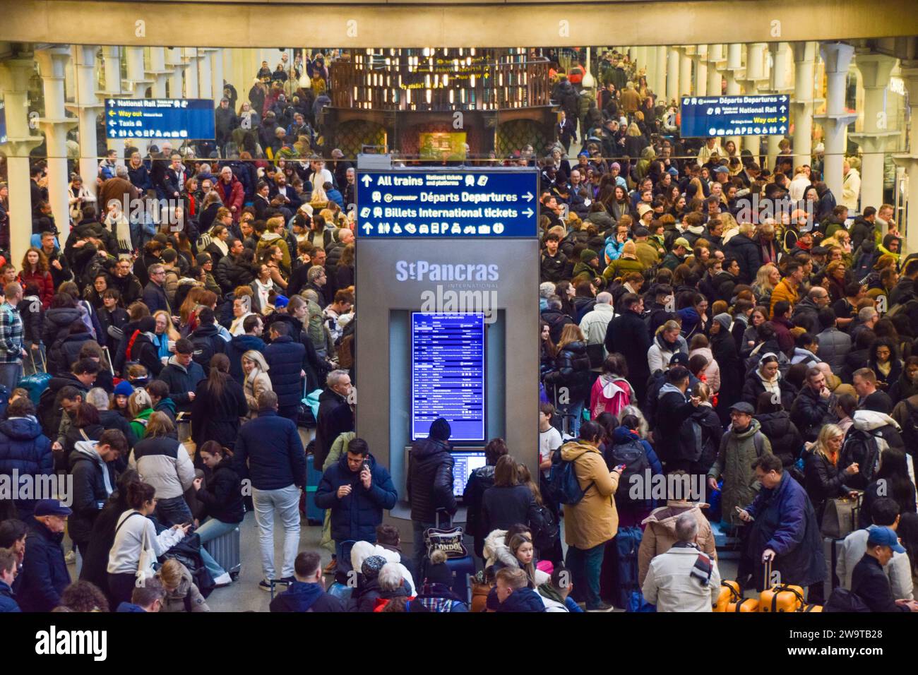 Londra, Regno Unito. 30 dicembre 2023. Folle di passeggeri attendono informazioni al St Pancras International in quanto i servizi Eurostar sono cancellati a causa di inondazioni prima della vigilia di Capodanno. Credito: Vuk Valcic/Alamy Live News Foto Stock