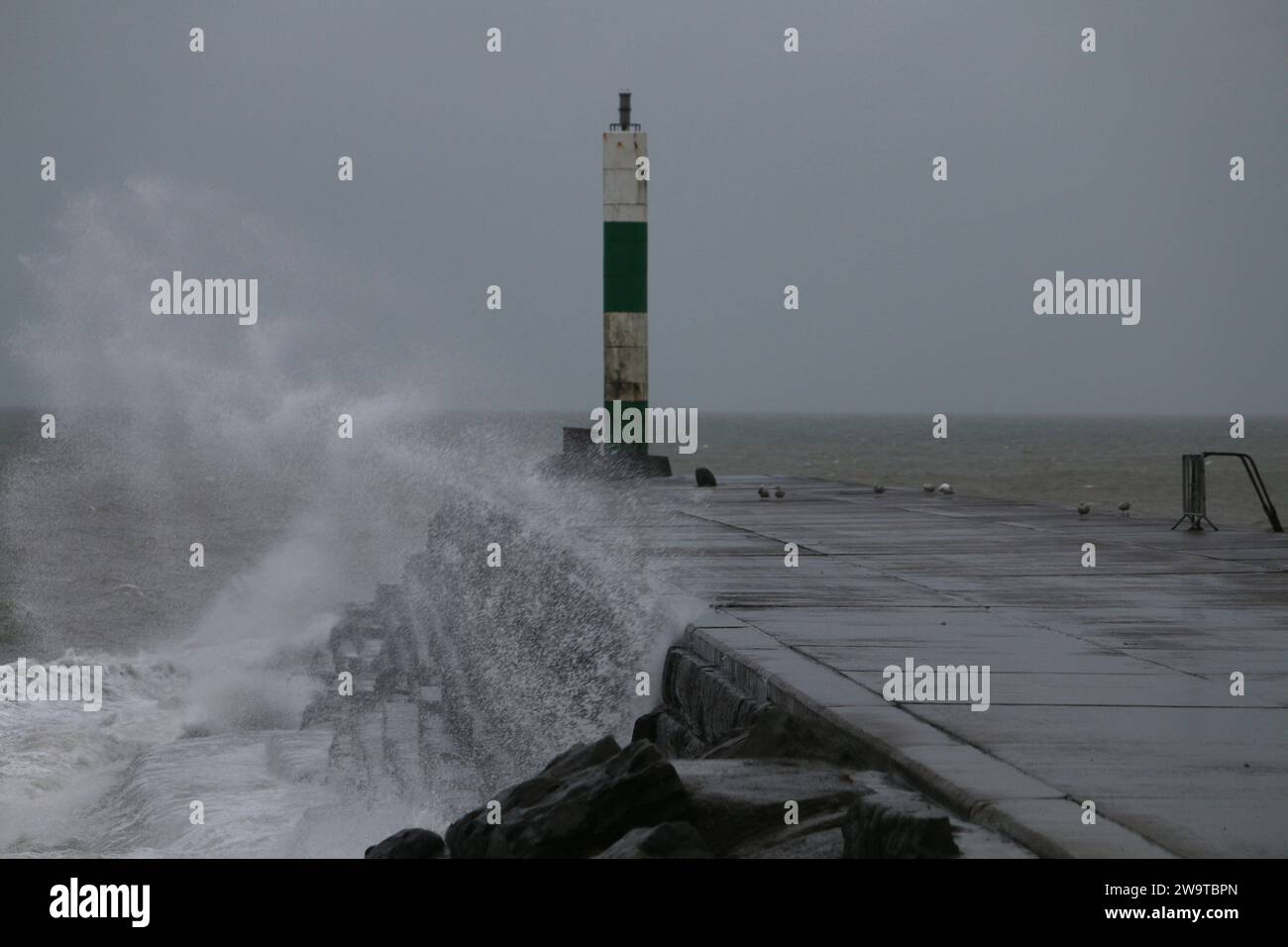 Aberystwyth Galles Regno Unito meteo 30 dicembre 2023. Una giornata tempestosa sulla costa occidentale del Galles, con un avvertimento giallo in atto mentre si aspettano venti di forza e pioggia intensa, Credit: mike davies/Alamy Live News Foto Stock