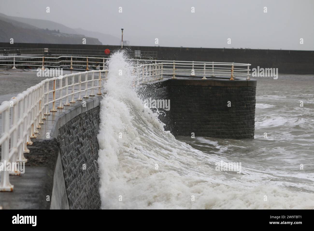 Aberystwyth Galles Regno Unito meteo 30 dicembre 2023. Una giornata tempestosa sulla costa occidentale del Galles, con un avvertimento giallo in atto mentre si aspettano venti di forza e pioggia intensa, Credit: mike davies/Alamy Live News Foto Stock