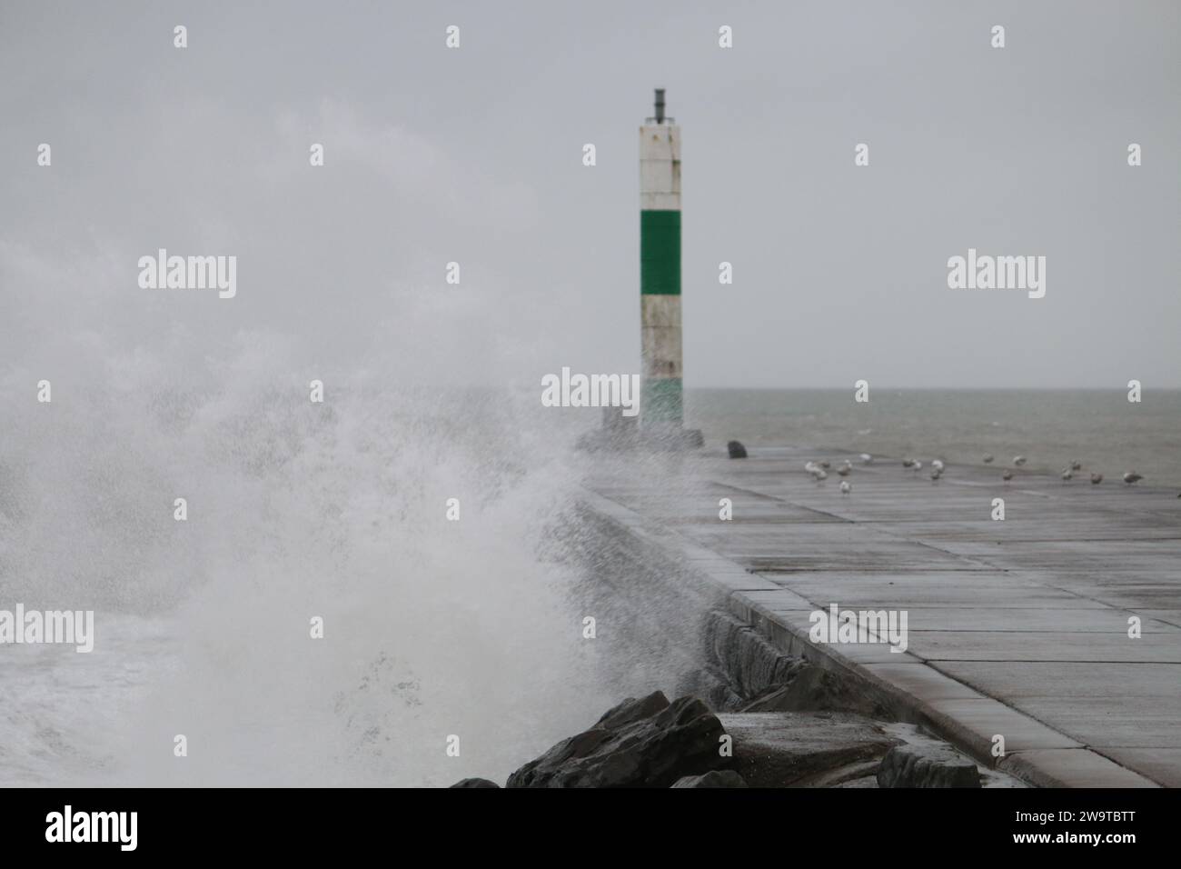 Aberystwyth Galles Regno Unito meteo 30 dicembre 2023. Una giornata tempestosa sulla costa occidentale del Galles, con un avvertimento giallo in atto mentre si aspettano venti di forza e pioggia intensa, Credit: mike davies/Alamy Live News Foto Stock