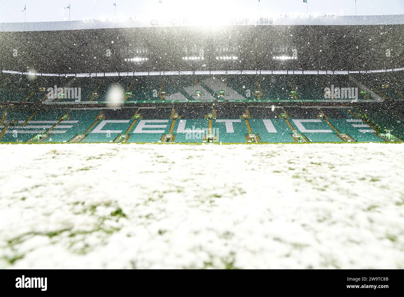 La neve cade prima della partita di Cinch Premiership al Celtic Park, Glasgow. Data immagine: Sabato 30 dicembre 2023. Foto Stock