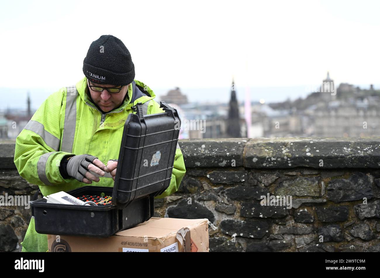 Edimburgo, Scozia, Regno Unito. 30 dicembre 2023. I preparativi per i fuochi d'artificio di Hogmanay in pieno svolgimento con i lavoratori di Titanium Fireworks impegnati a lavorare presso il Castello di Edimburgo. Crediti: Craig Brown/Alamy Live News Foto Stock