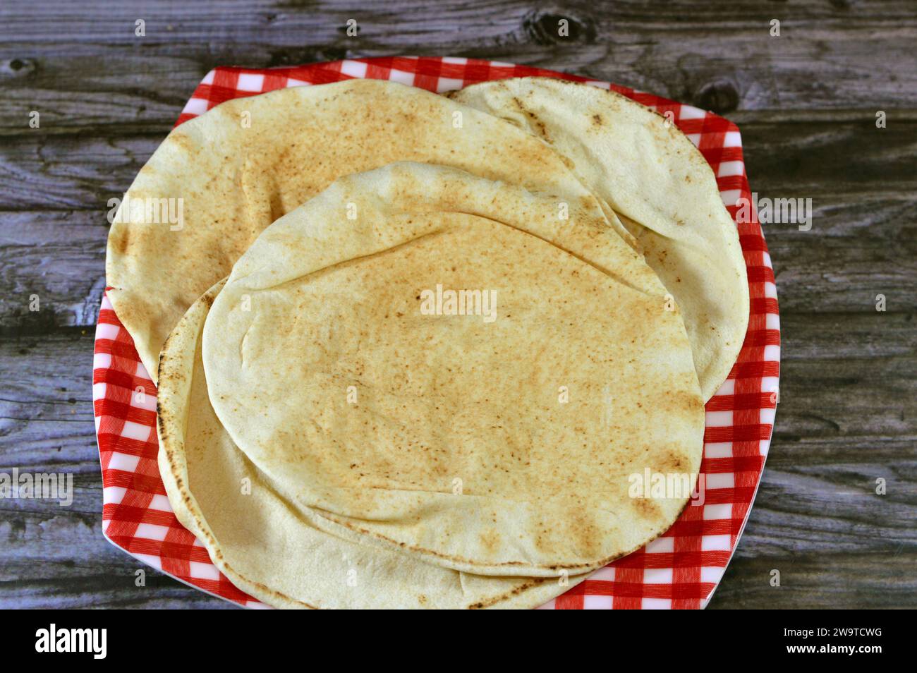 Pane piatto tradizionale Shami con grano e farina, piccolo Aish Shamy o piccolo pita cotto in forni estremamente caldi, è il risultato di una miscela di Foto Stock