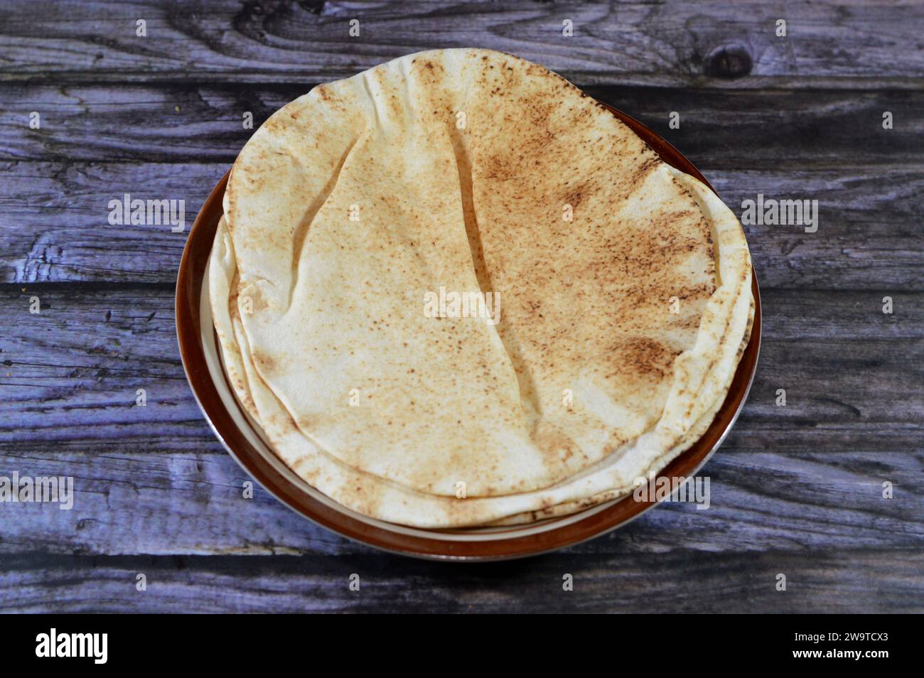 Pane piatto tradizionale Shami con grano e farina, piccolo Aish Shamy o piccolo pita cotto in forni estremamente caldi, è il risultato di una miscela di Foto Stock