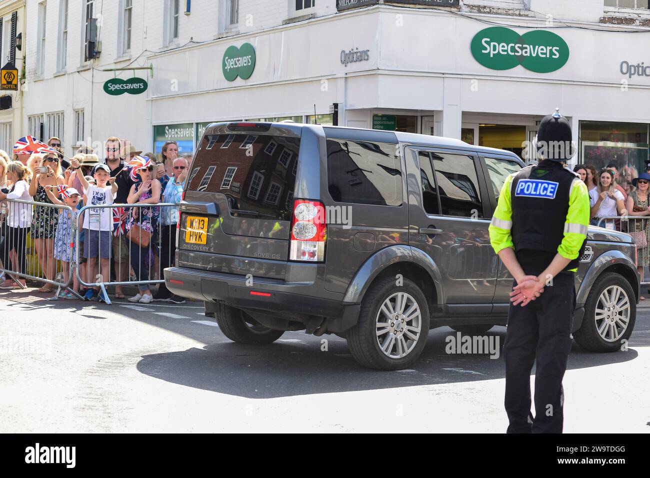 Veicolo VIP in partenza dal giorno delle forze armate, Salisbury, Regno Unito, 2019 con scorta della polizia Foto Stock