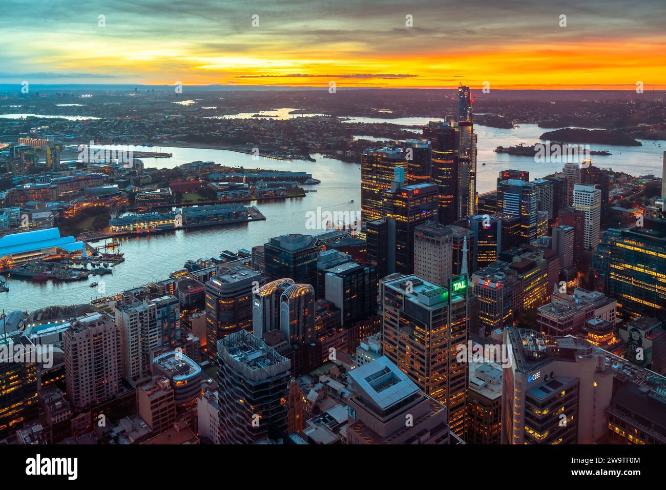 Sydney, Australia - 18 aprile 2022: Vista aerea mozzafiato dello skyline della città di Sydney che unisce architettura moderna e monumenti iconici al tramonto Foto Stock