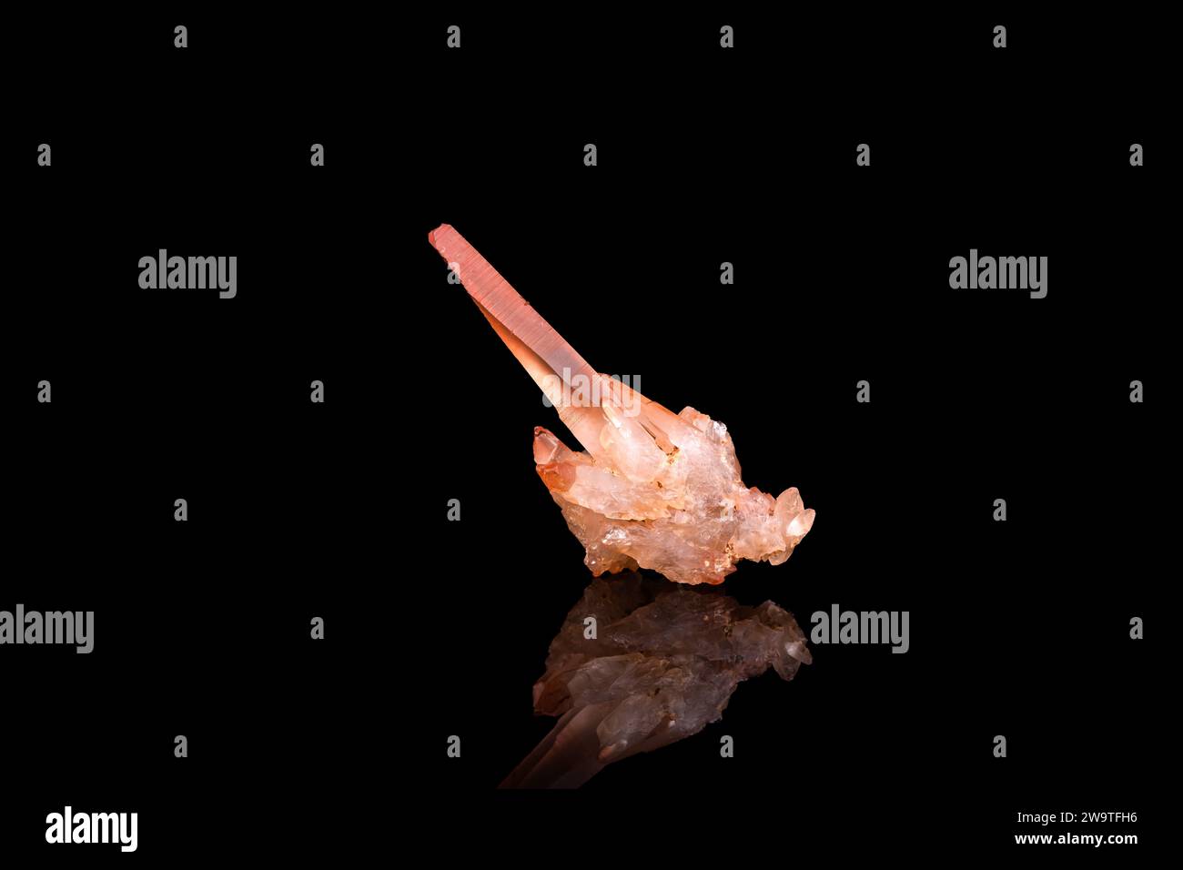 Quarzo ematoide arancione isolato su sfondo nero. macro dettaglio primo piano pietra preziosa semi-preziosa grezza grezza non lucidata. Foto Stock