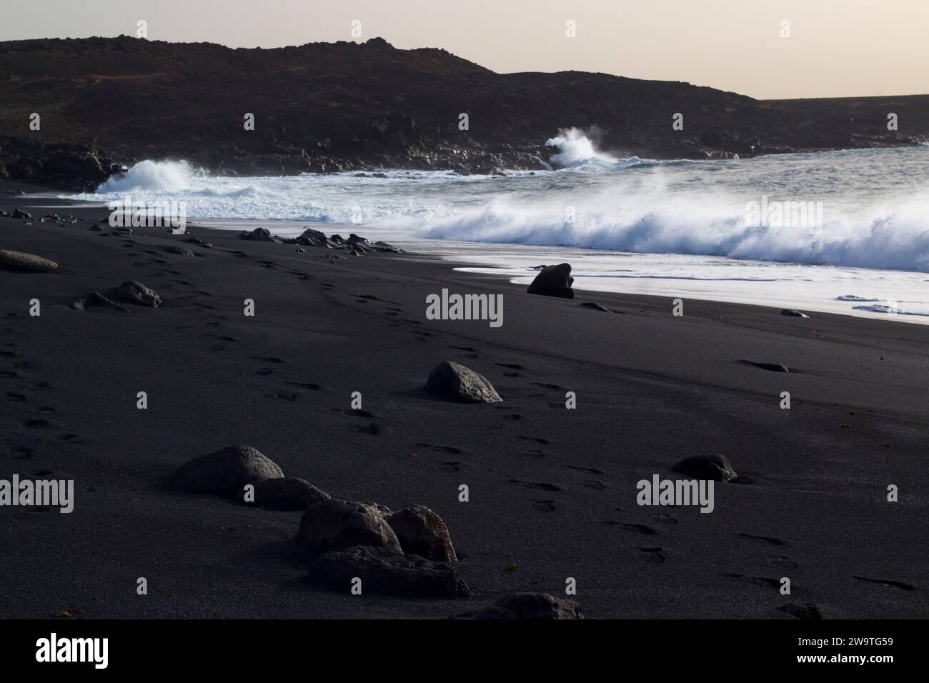 Spiaggia esotica, paesaggio vulcanico, Playa del Janubio, sabbia nera su Lanzarote, isole Canarie, Spagna Foto Stock