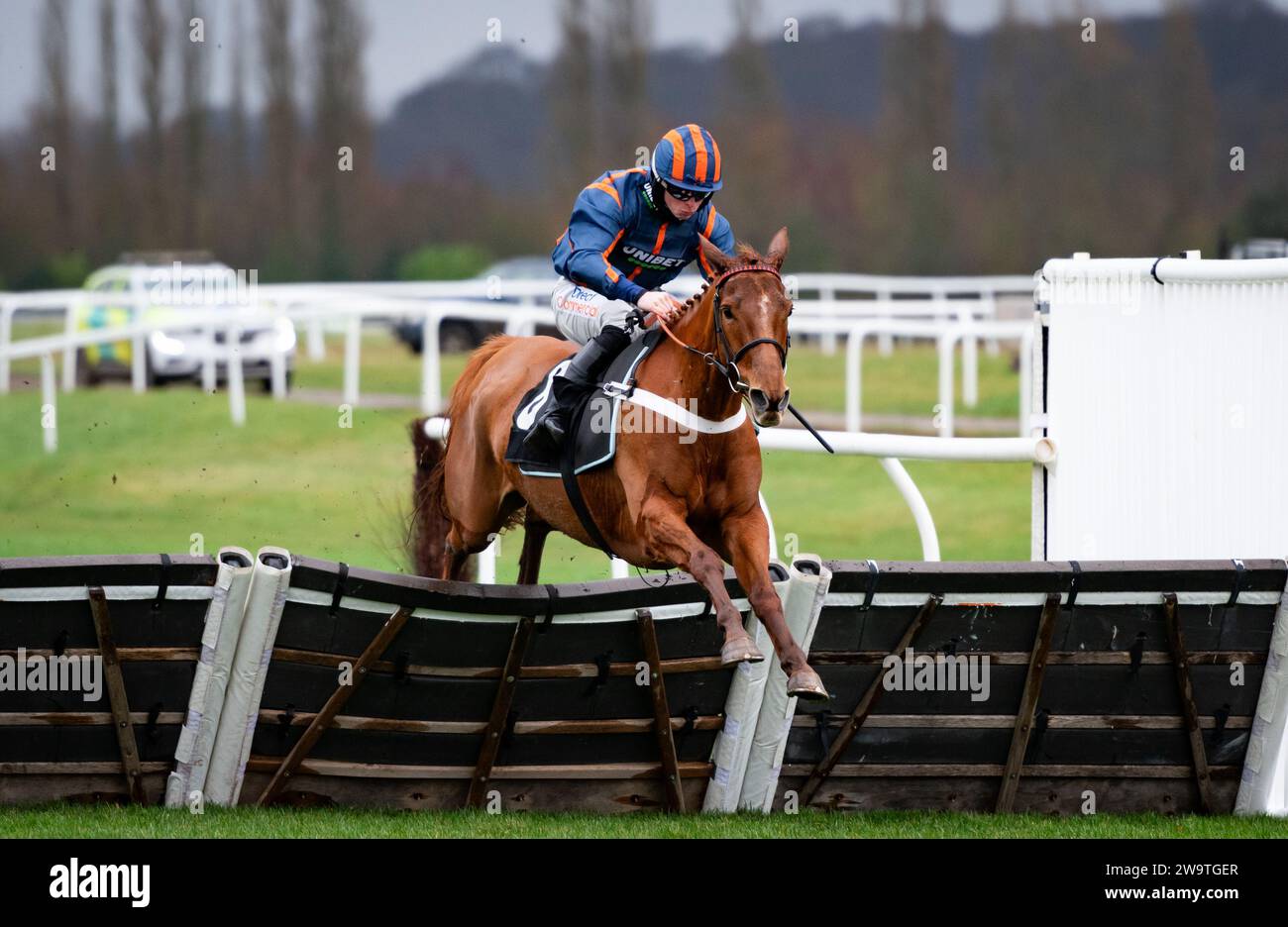 Spring Note e James Bowen vincono la Play Coral Racing Super Series con l'obiettivo gratuito Mares handicap per l'allenatore Nickty Henderson e i proprietari Canter Banter Racing Credit: JTW equine Images/Alamy Live News Foto Stock