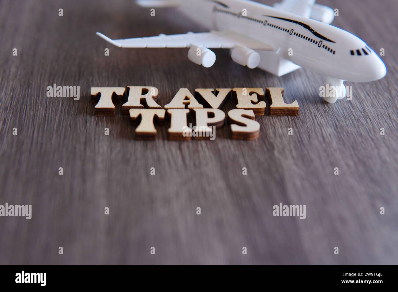 Aerei giocattolo e CONSIGLI DI VIAGGIO su un tavolo di legno con spazio per le copie per il testo. Foto Stock