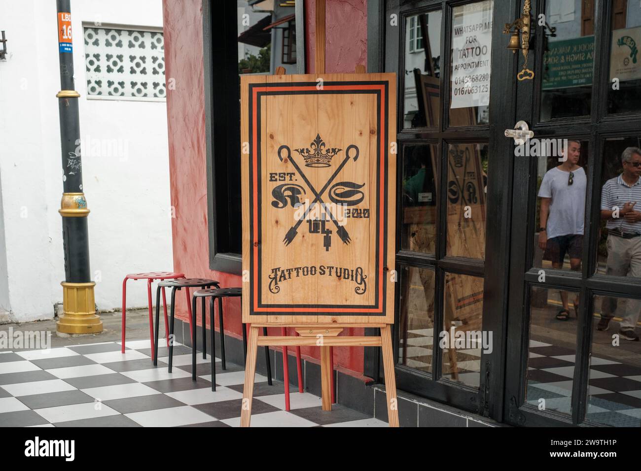 Malesia - luglio 27 2023: Tattoo Studio Sign with Human Reflections Foto Stock