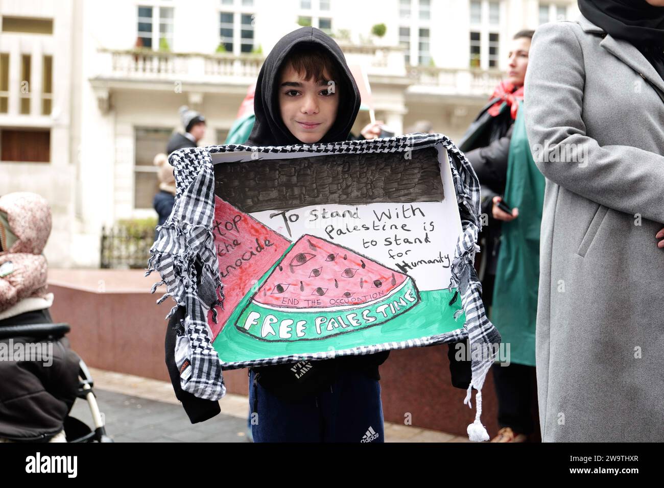 I manifestanti si sono riuniti all'esterno del museo della scienza obiettando contro la parte «Adani» che finanzia il museo della scienza. Adani è in joint venture con Elbit Systems che produce droni Hermes900 utilizzati nella guerra di Israele a Gaza. Londra/Regno Unito Aubrey Fagon credito: Aubrey Fagon/Alamy Live News Foto Stock