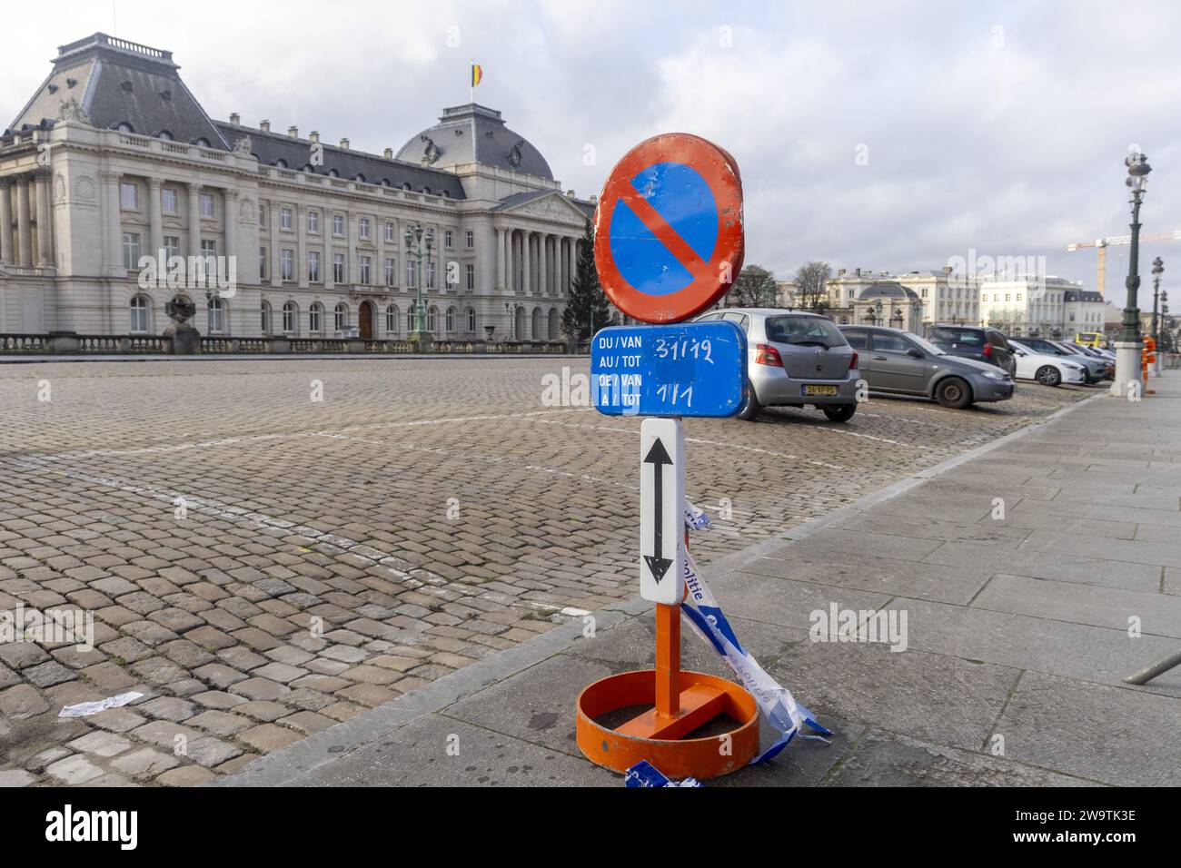 Bruxelles, Belgio. 30 dicembre 2023. I servizi della città di Bruxelles stanno preparando il Paleizenplein - Place des Palais Square per le celebrazioni di Capodanno di domani, sabato 30 dicembre 2023 a Bruxelles. BELGA PHOTO NICOLAS MAETERLINCK Credit: Belga News Agency/Alamy Live News Foto Stock