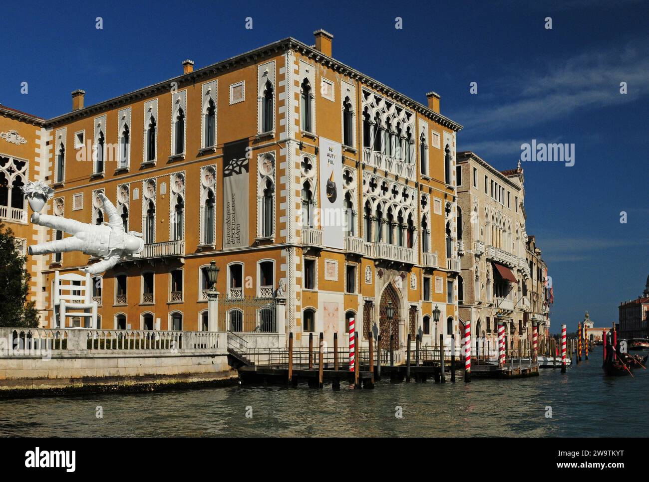 Palazzo Franchetti in stile rinascimentale veneziano sul Canale grande a Venezia in Una splendida giornata di primavera con alcune nuvole nel cielo Foto Stock