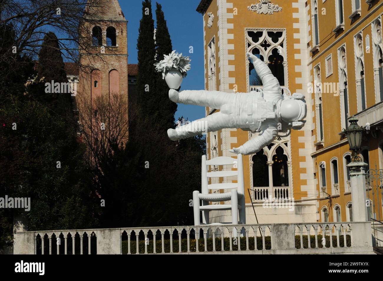 Astronauta in posizione orizzontale al Palazzo Franchetti in stile rinascimentale veneziano sul Canale grande a Venezia in Una splendida giornata di Primavera W. Foto Stock