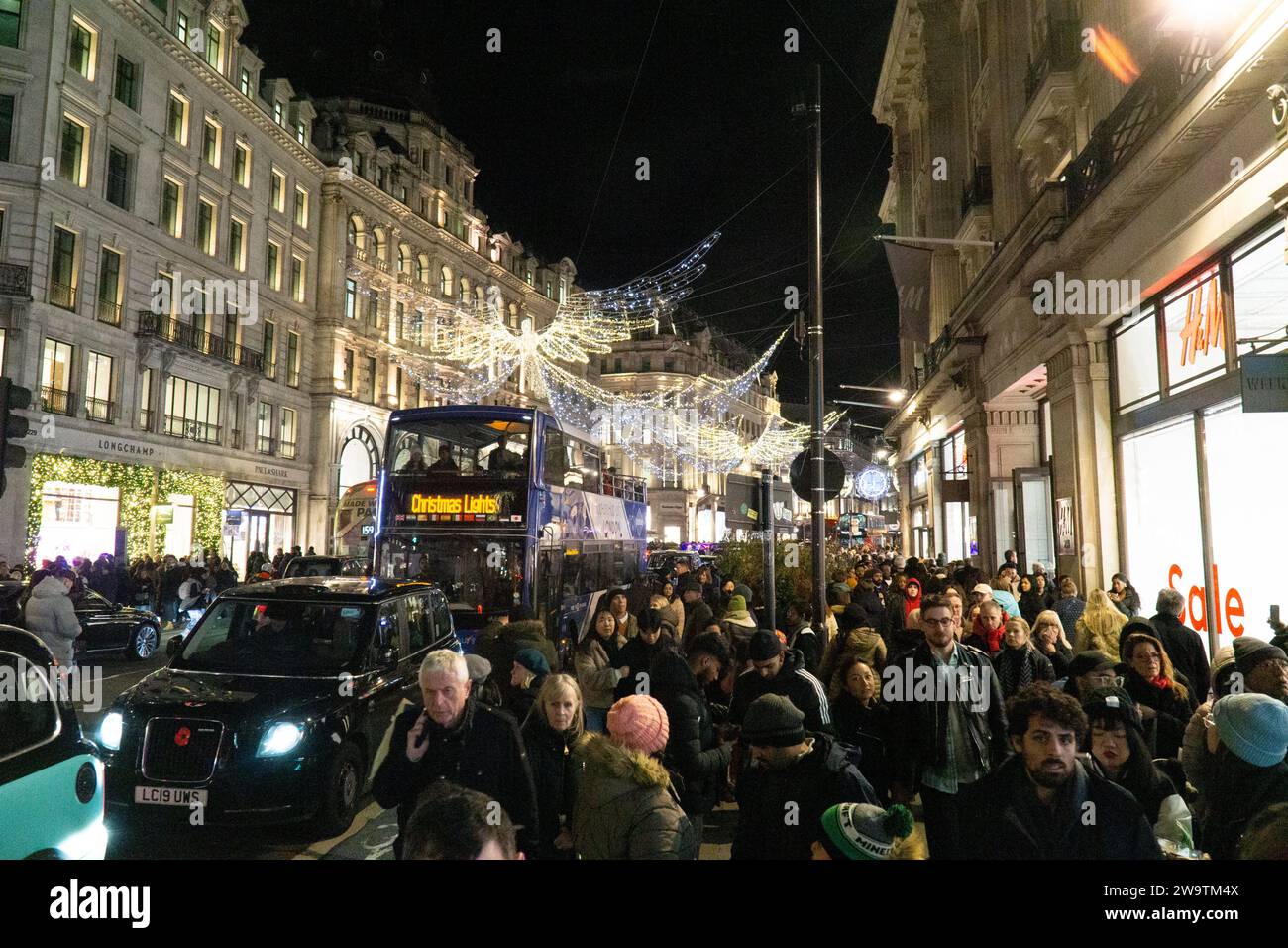 Londra, Regno Unito. 29 dicembre 2023. Folle di venditori in prima serata su Regent Street. Crediti: Anna Watson/Alamy Live News Foto Stock